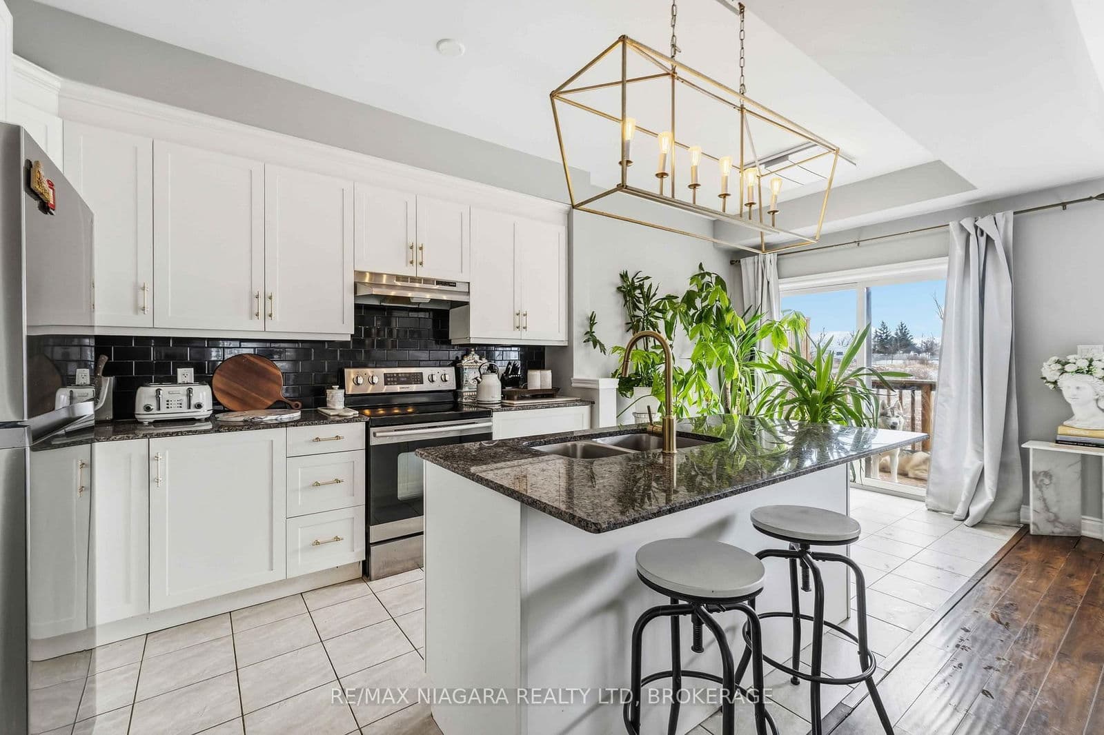 Condo Townhouse at 54 Severino Circle, West Lincoln, ON - Photo 7 - RE/MAX Garden City Realty