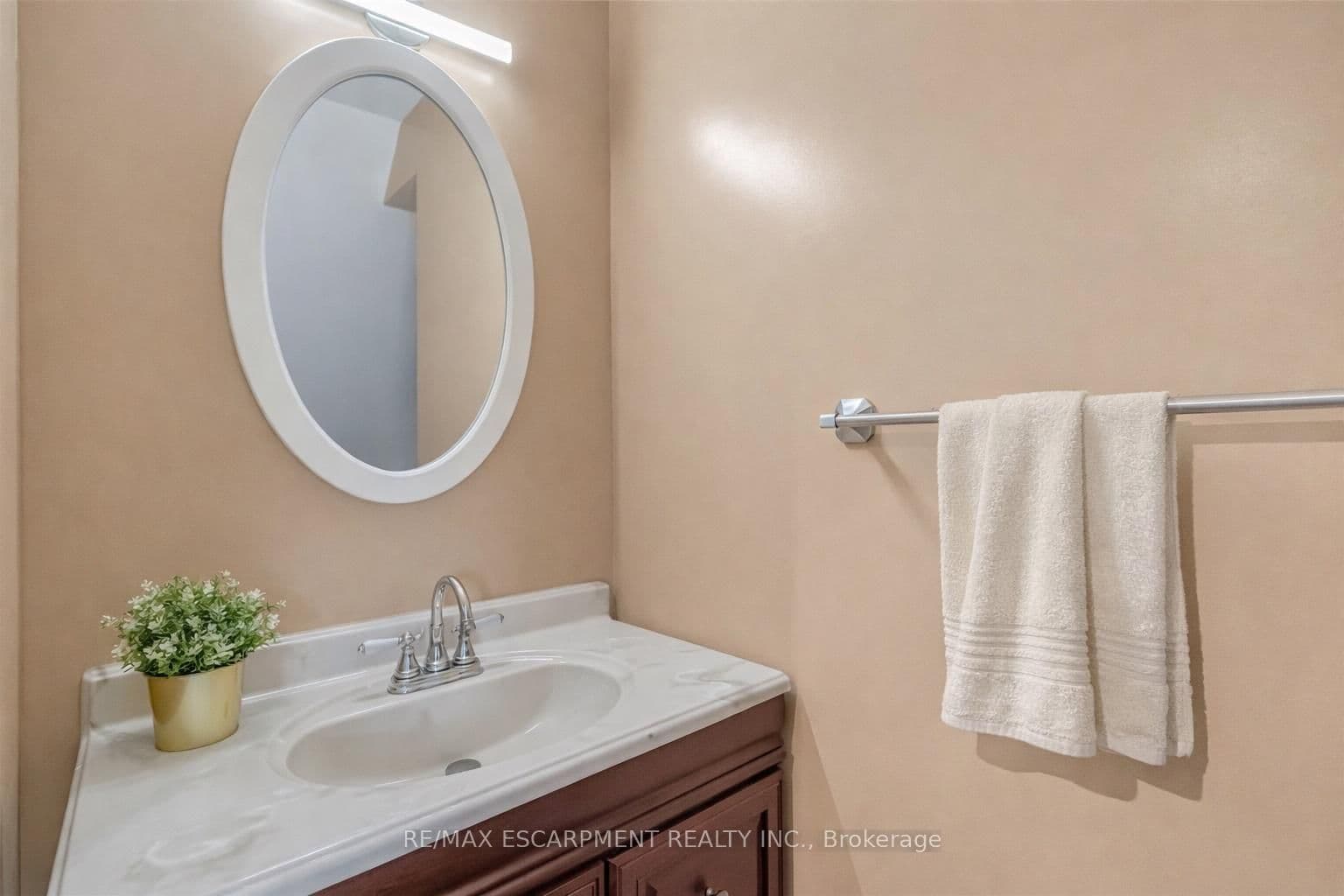 Detached at 303 Canborough Street, West Lincoln, ON - Photo 7 - RE/MAX Garden City Realty