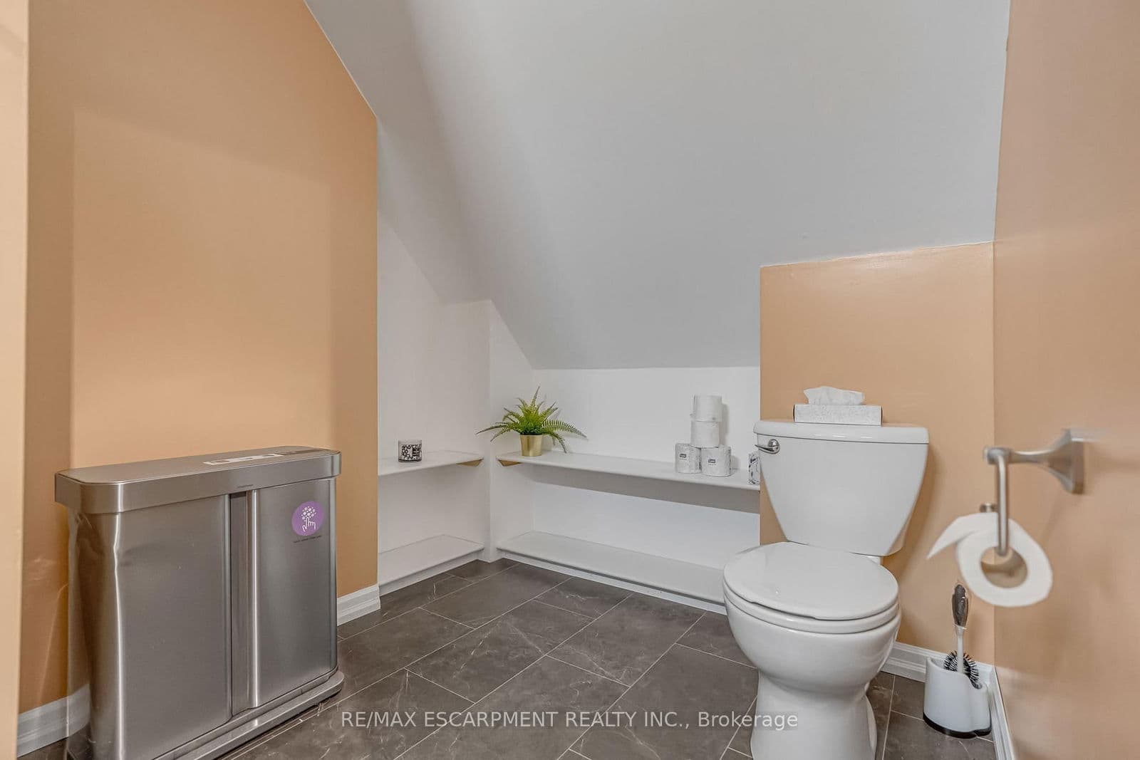 Detached at 303 Canborough Street, West Lincoln, ON - Photo 8 - RE/MAX Garden City Realty