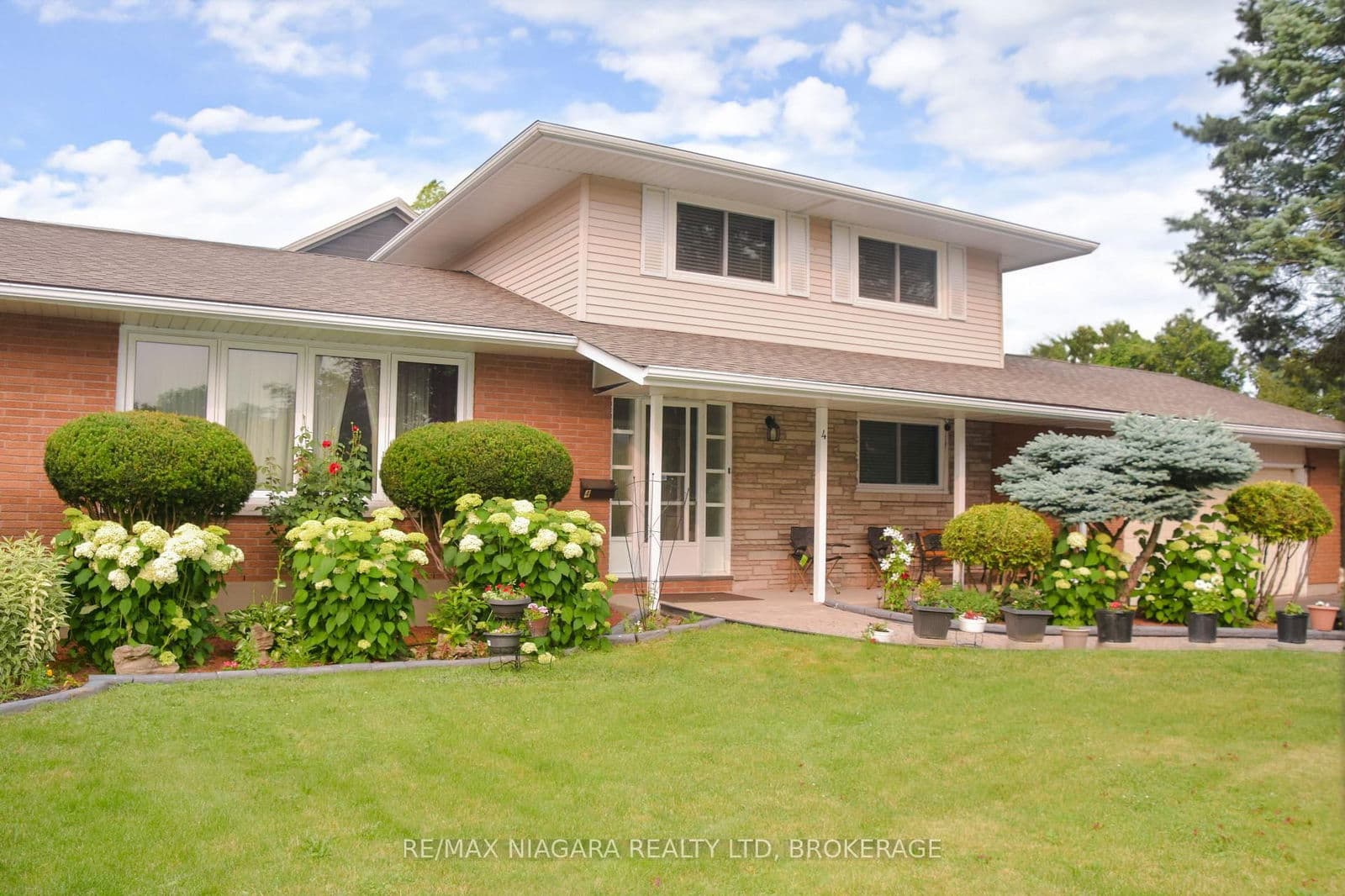 Detached at 4 Tanner Circle, St. Catharines, ON - Photo 2 - RE/MAX Garden City Realty