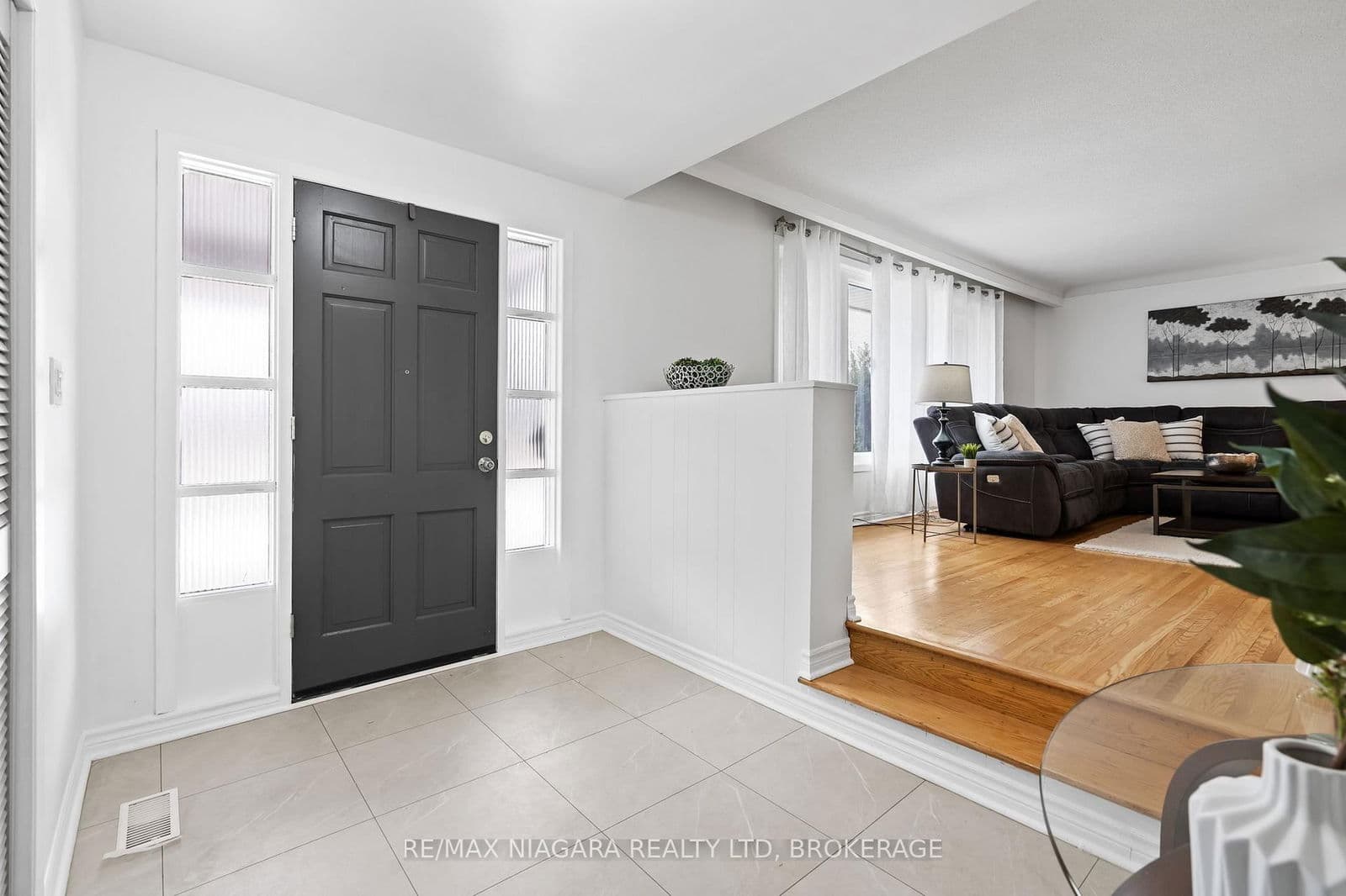 Detached at 4 Tanner Circle, St. Catharines, ON - Photo 4 - RE/MAX Garden City Realty