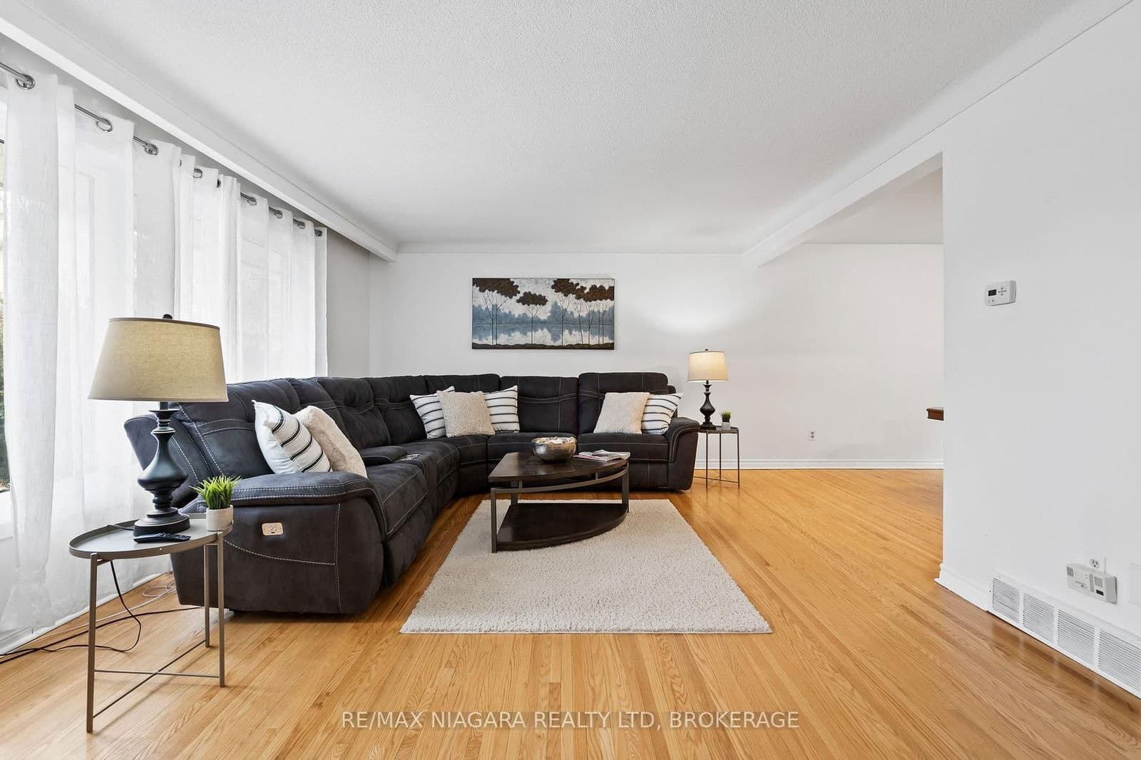 Detached at 4 Tanner Circle, St. Catharines, ON - Photo 6 - RE/MAX Garden City Realty