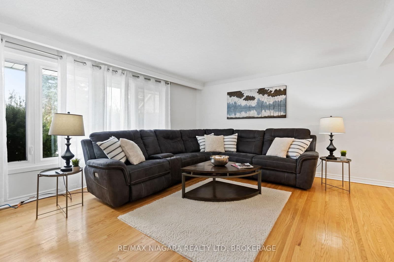 Detached at 4 Tanner Circle, St. Catharines, ON - Photo 7 - RE/MAX Garden City Realty