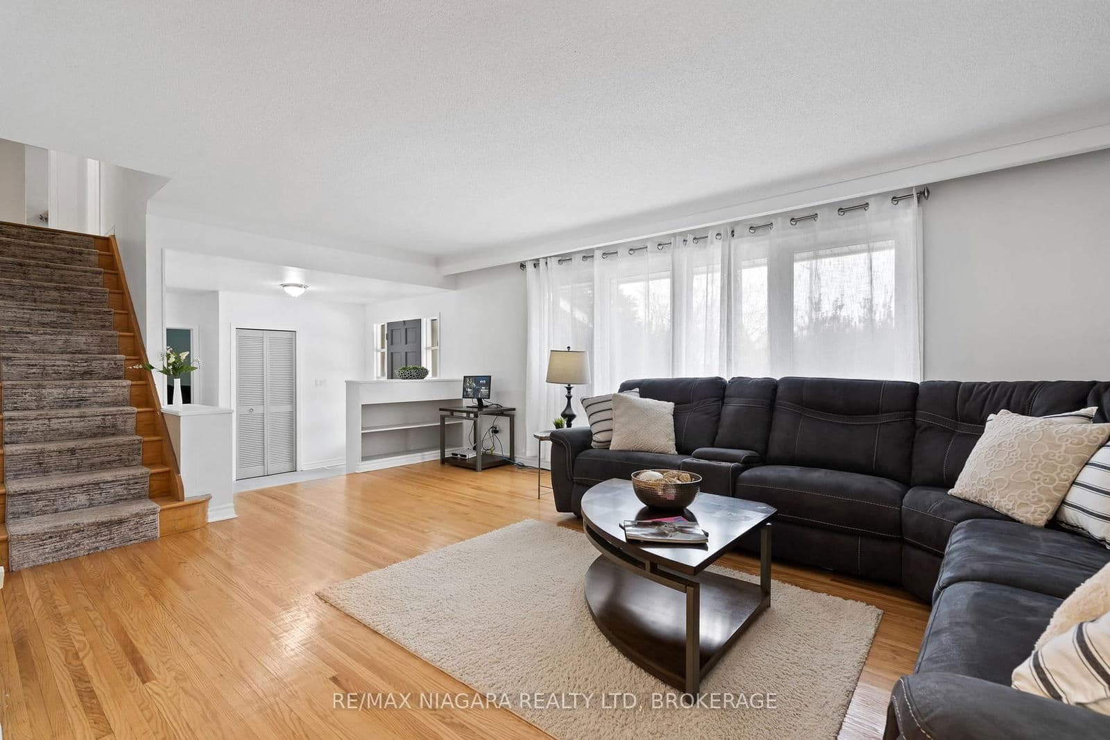 Detached at 4 Tanner Circle, St. Catharines, ON - Photo 8 - RE/MAX Garden City Realty