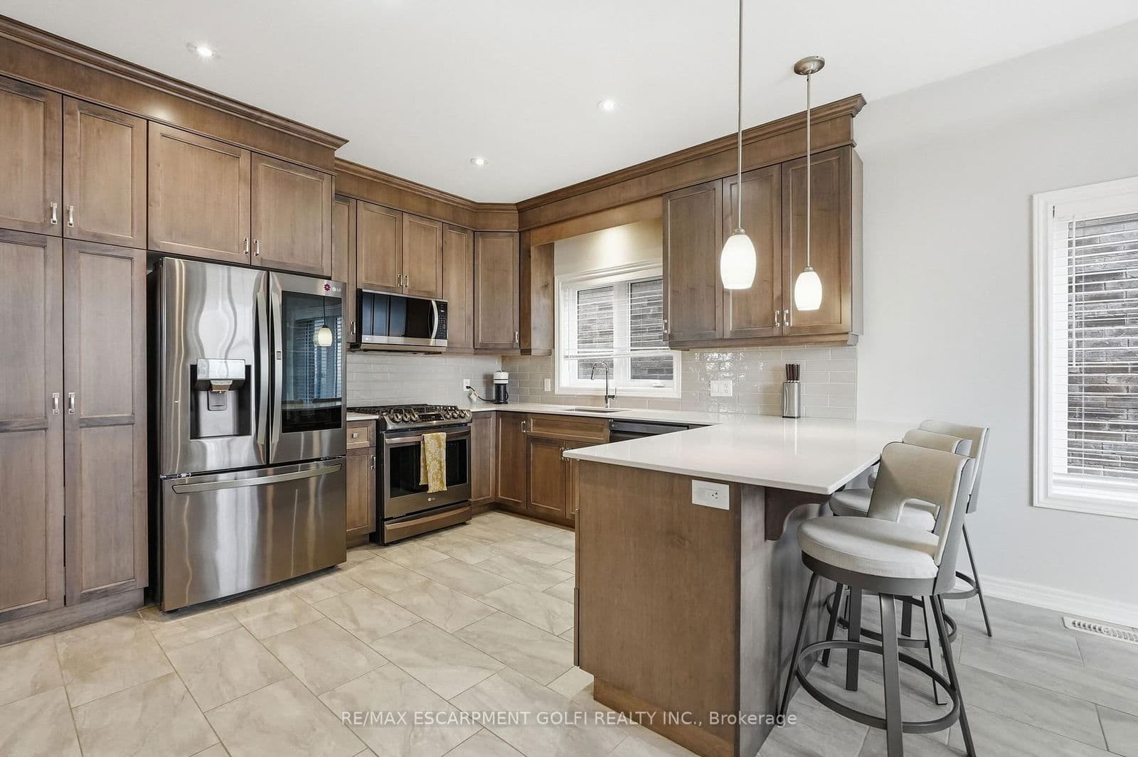 Detached at 4025 Highland Park Drive, Lincoln, ON - Photo 5 - RE/MAX Garden City Realty