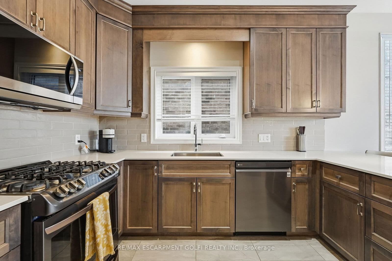 Detached at 4025 Highland Park Drive, Lincoln, ON - Photo 6 - RE/MAX Garden City Realty