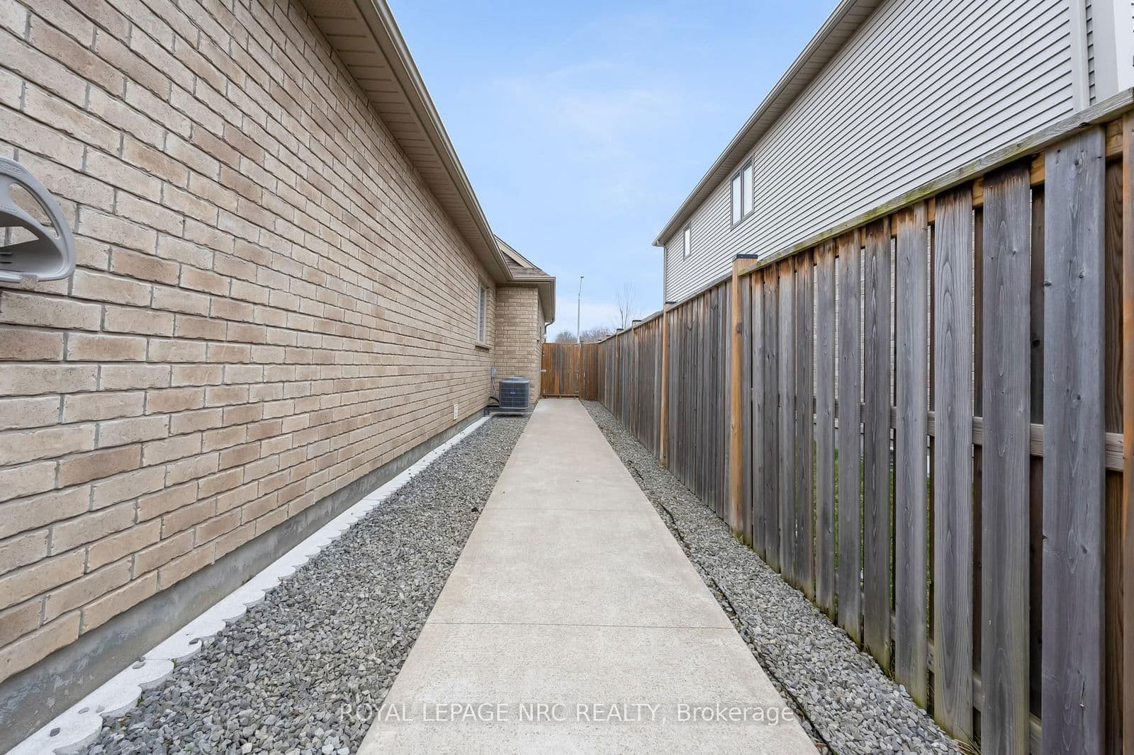 Detached at 25 Mcfarland Street, Thorold, ON - Photo 5 - RE/MAX Garden City Realty