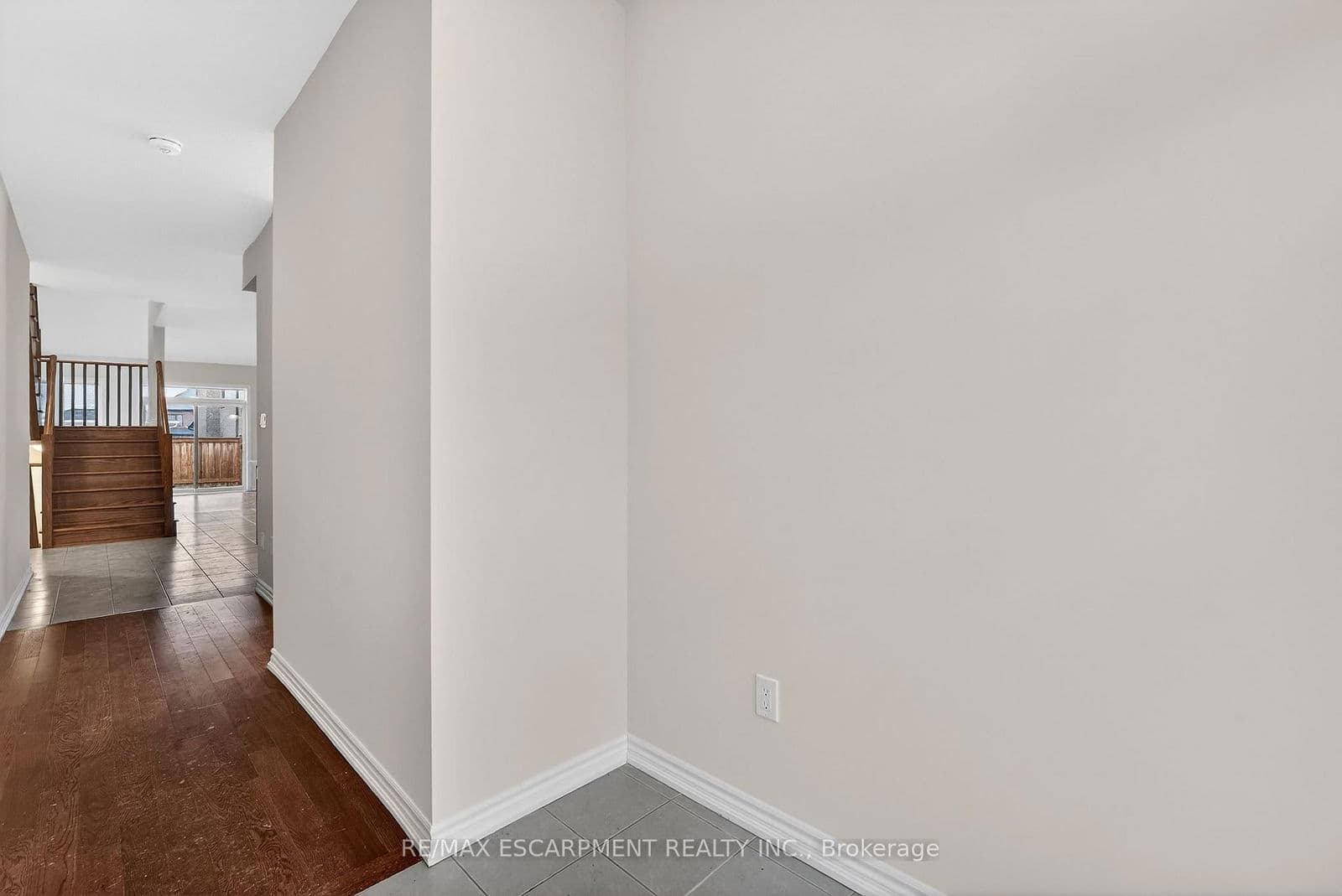 Detached at 11 FRONTIER Drive, Thorold, ON - Photo 10 - RE/MAX Garden City Realty