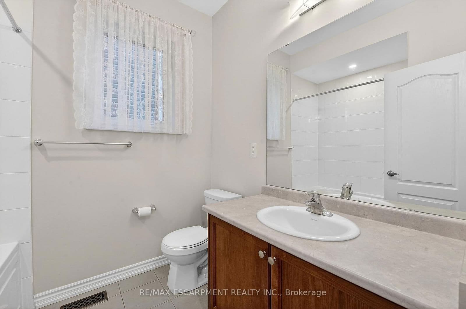 Detached at 11 FRONTIER Drive, Thorold, ON - Photo 15 - RE/MAX Garden City Realty