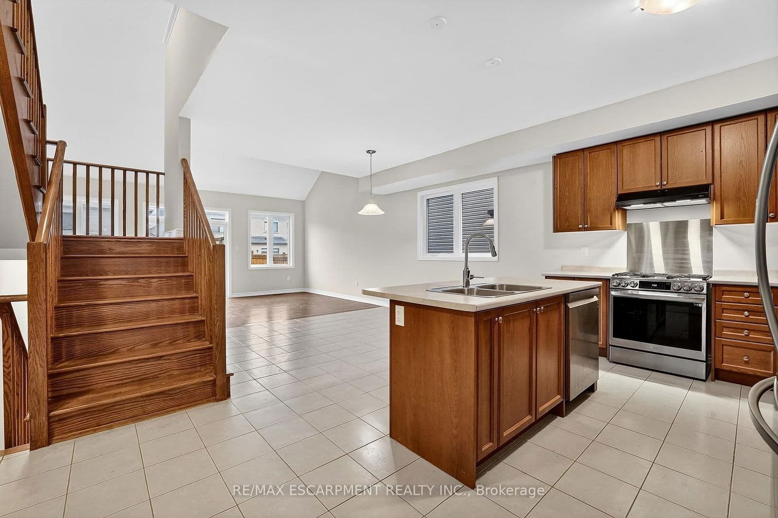 Detached at 11 FRONTIER Drive, Thorold, ON - Photo 4 - RE/MAX Garden City Realty