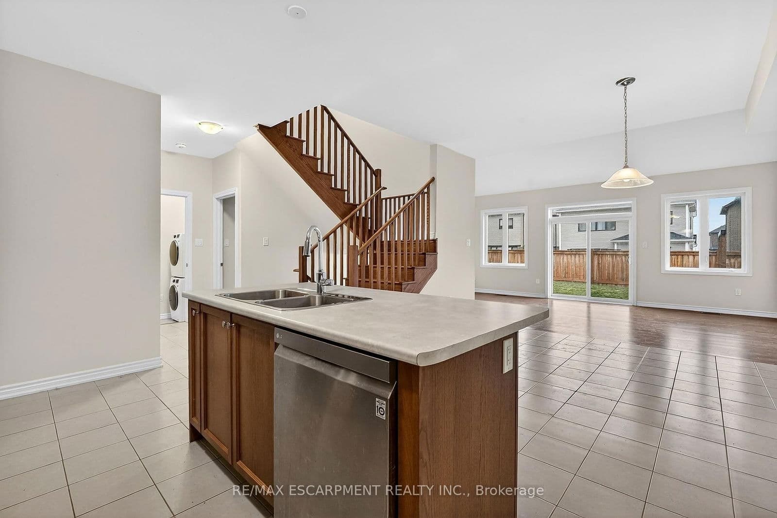 Detached at 11 FRONTIER Drive, Thorold, ON - Photo 5 - RE/MAX Garden City Realty