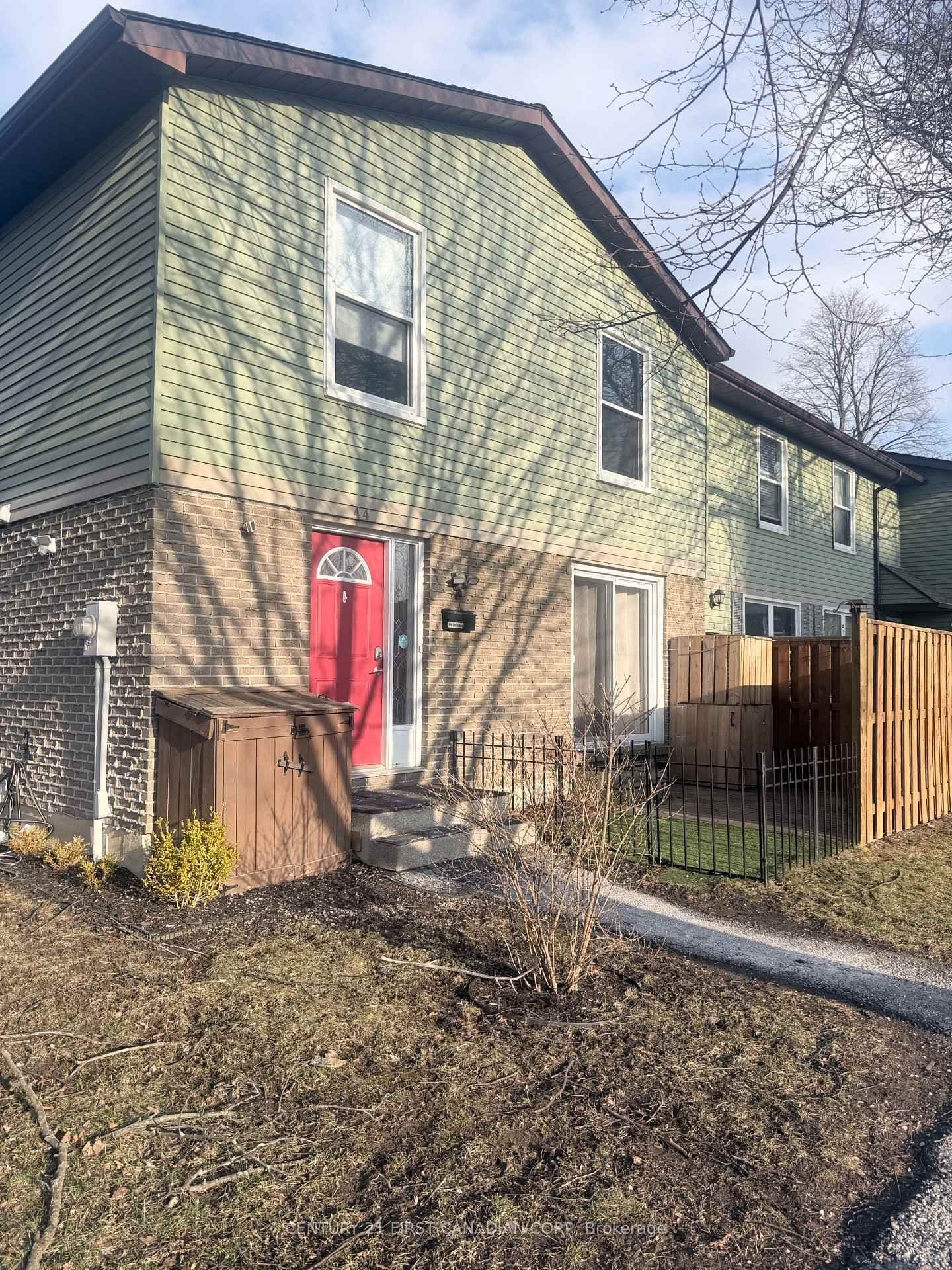 Condo Townhouse at 44- 70 Fiddlers Green Road, London North, ON - Photo 1 - RE/MAX Garden City Realty