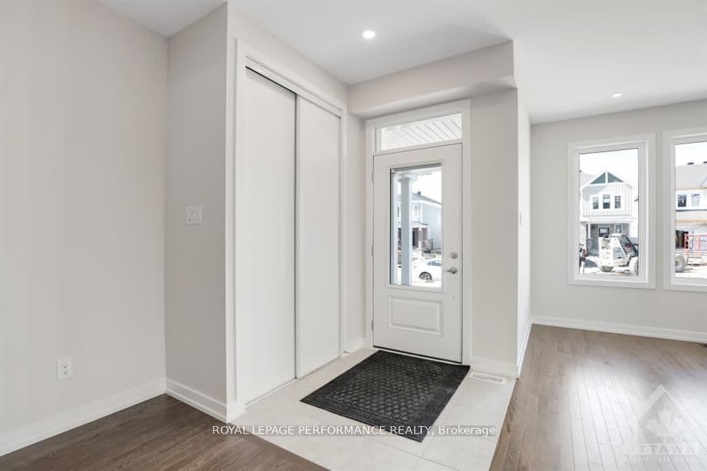 Att/Row/Townhouse at 522 OLDENBURG Avenue, Richmond, ON - Photo 2 - RE/MAX Garden City Realty