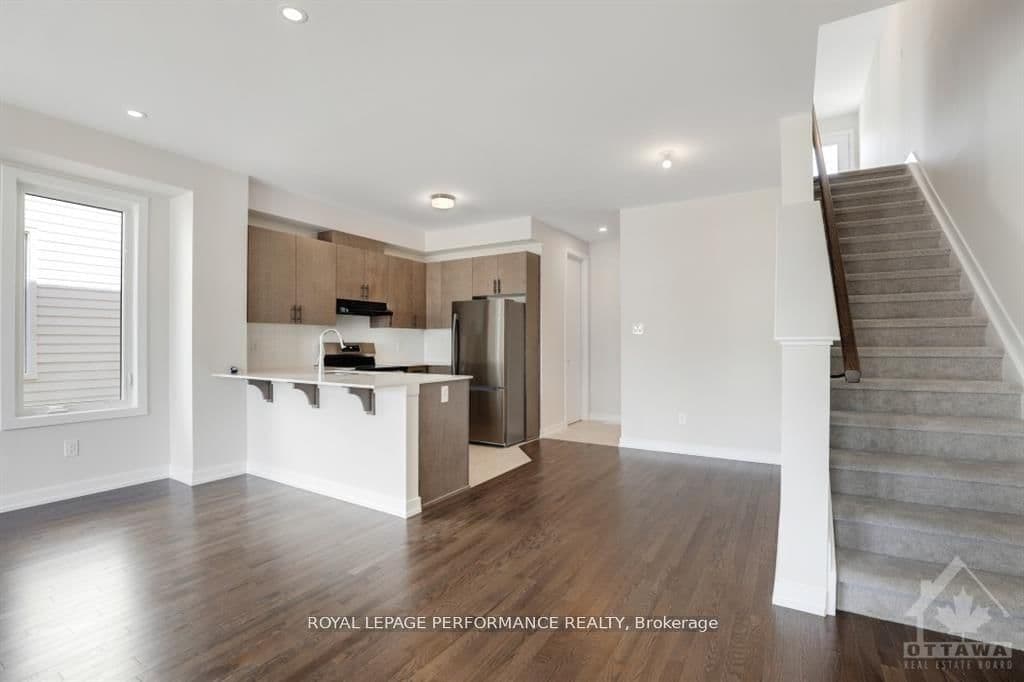 Att/Row/Townhouse at 522 OLDENBURG Avenue, Richmond, ON - Photo 3 - RE/MAX Garden City Realty