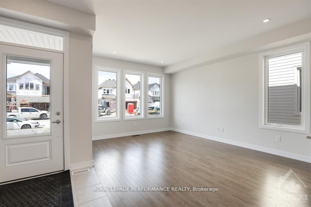 Att/Row/Townhouse at 522 OLDENBURG Avenue, Richmond, ON - Photo 4 - RE/MAX Garden City Realty