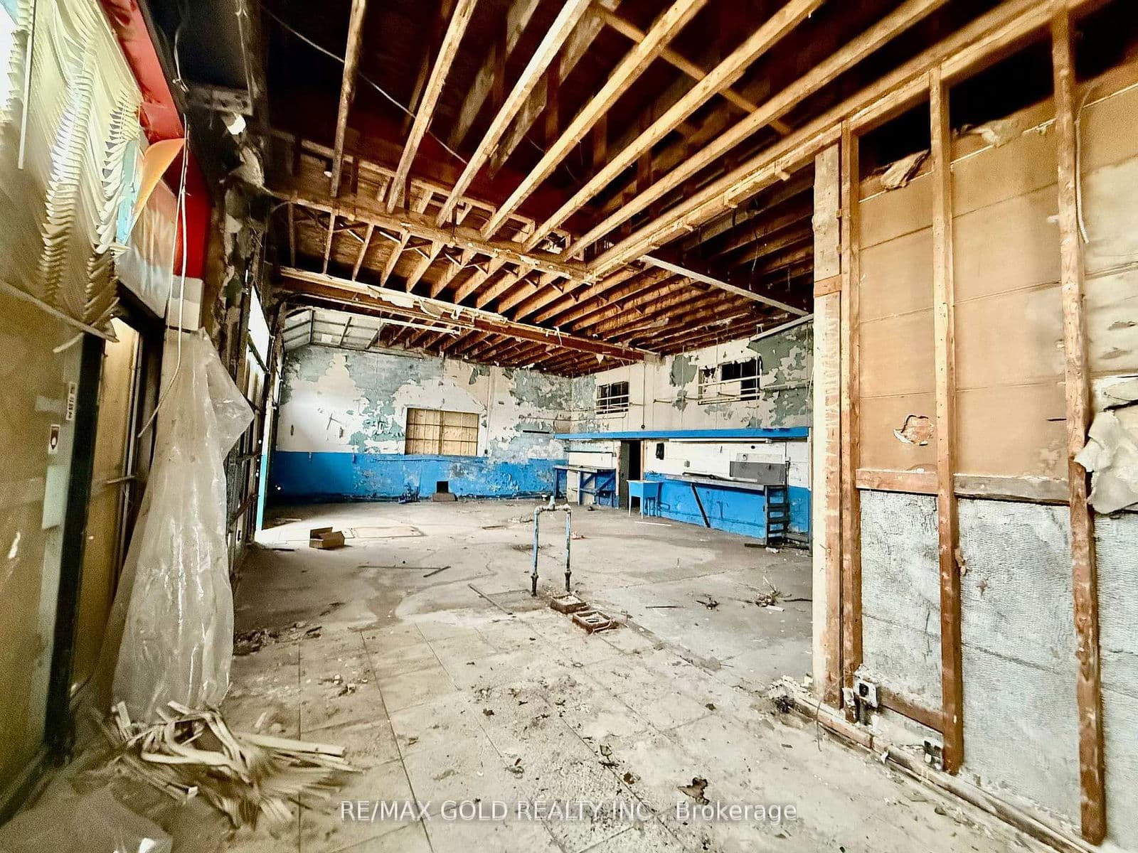 Commercial Retail at 201 Dundas Street, Woodstock, ON - Photo 4 - RE/MAX Garden City Realty