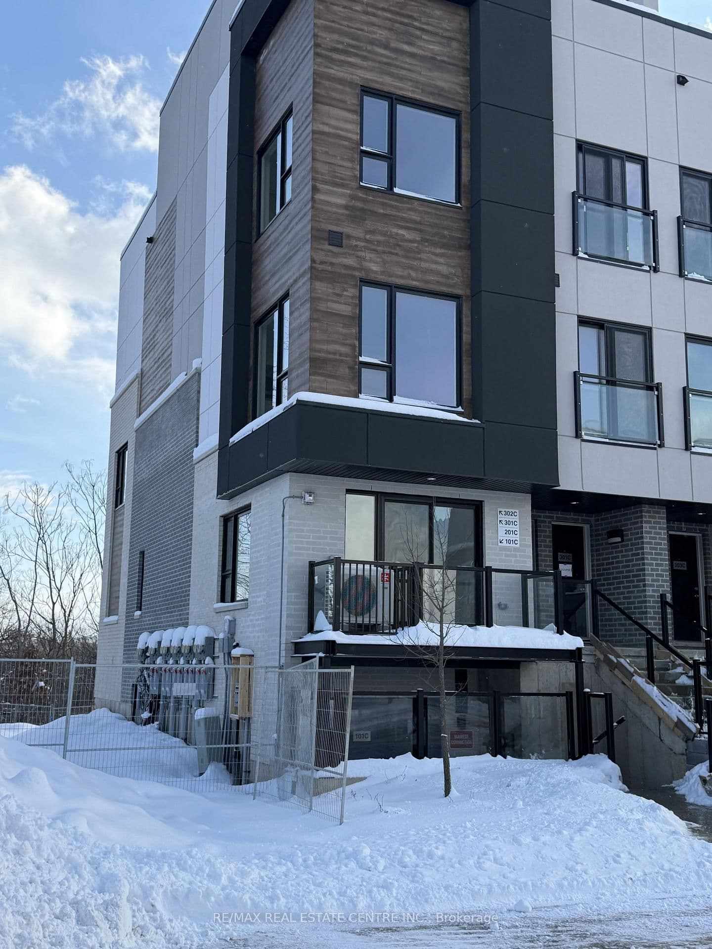 Condo Townhouse at 16 Melbourne Avenue, St. Catharines, ON - Photo 2 - RE/MAX Garden City Realty