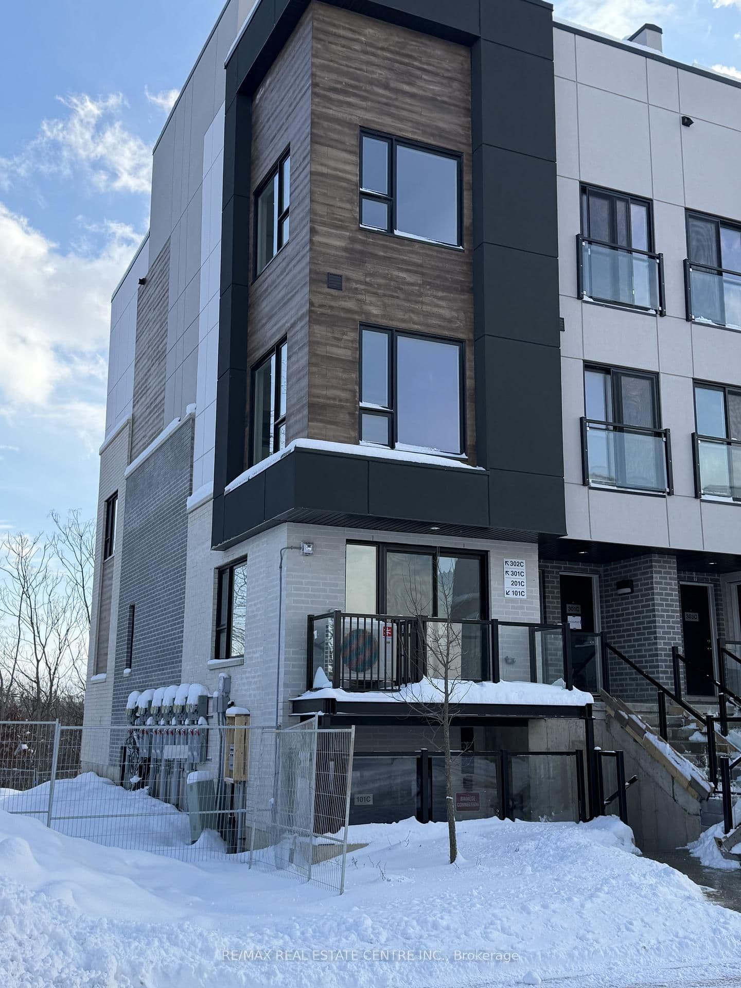 Condo Townhouse at 16 Melbourne Avenue, St. Catharines, ON - Photo 3 - RE/MAX Garden City Realty