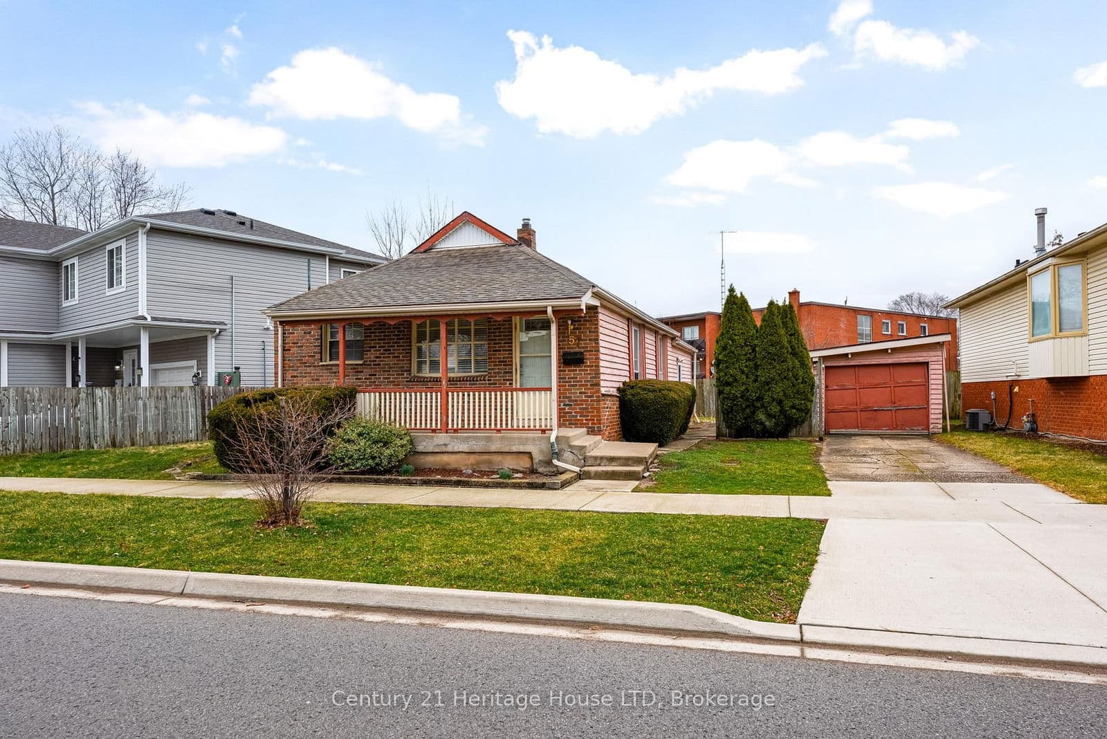 Detached at 57 Leeper Street, St. Catharines, ON - Photo 4 - RE/MAX Garden City Realty