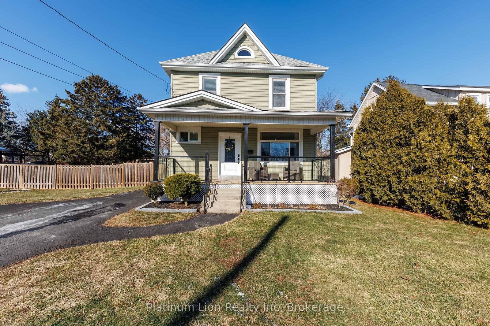 Detached at 11 Fairview Road, Grimsby, ON - Photo 1 - RE/MAX Garden City Realty