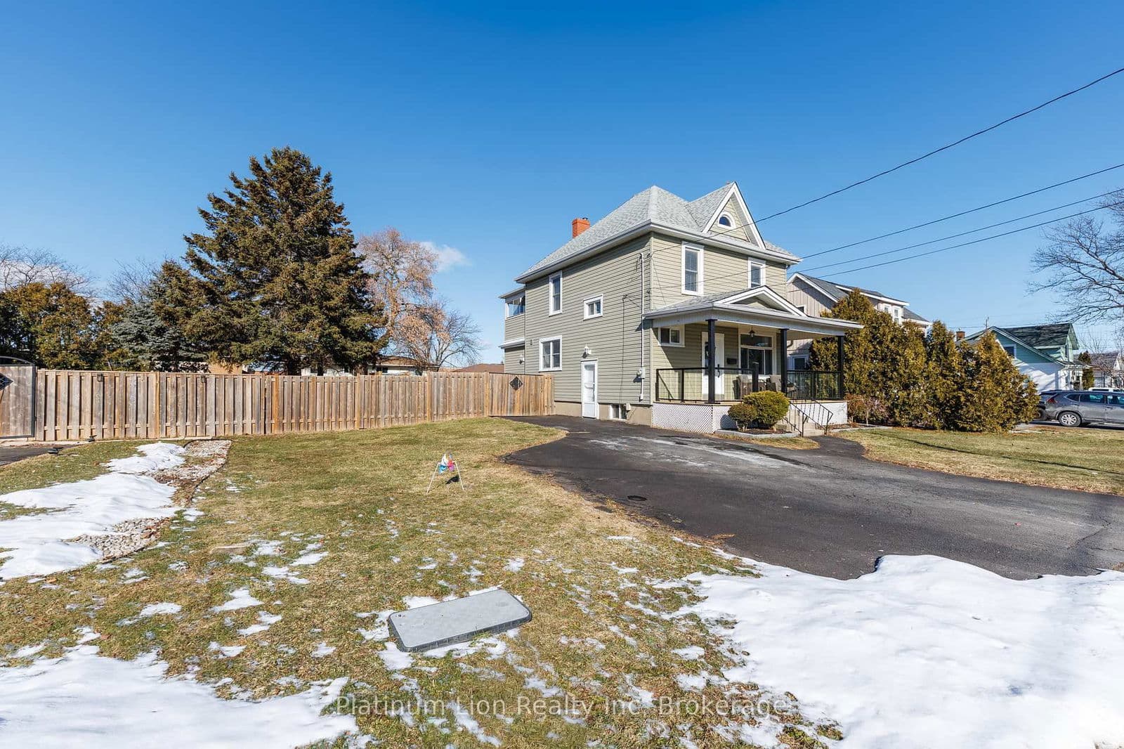 Detached at 11 Fairview Road, Grimsby, ON - Photo 4 - RE/MAX Garden City Realty