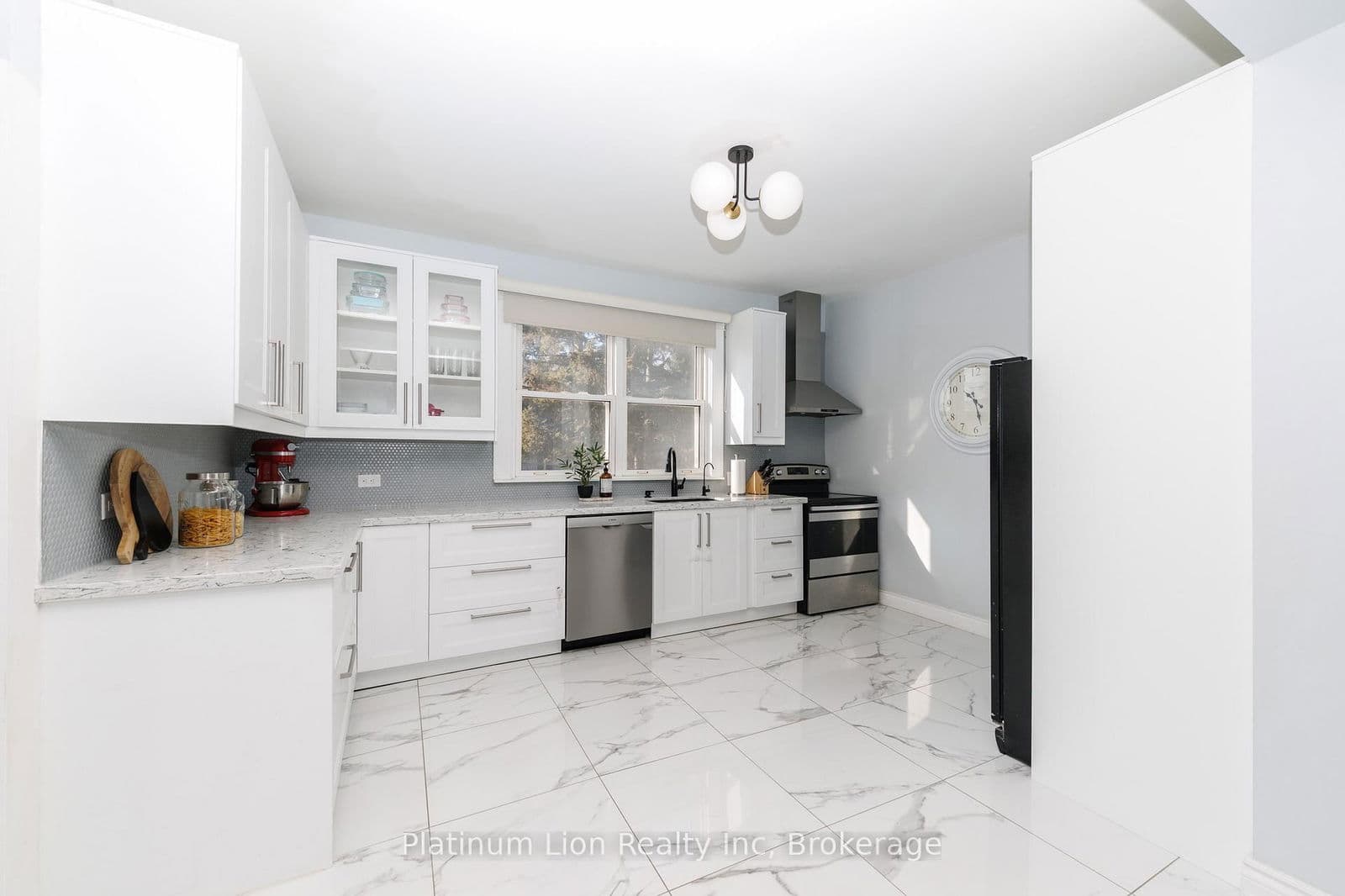 Detached at 11 Fairview Road, Grimsby, ON - Photo 7 - RE/MAX Garden City Realty