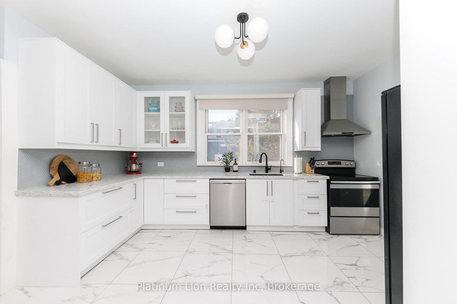 Detached at 11 Fairview Road, Grimsby, ON - Photo 8 - RE/MAX Garden City Realty