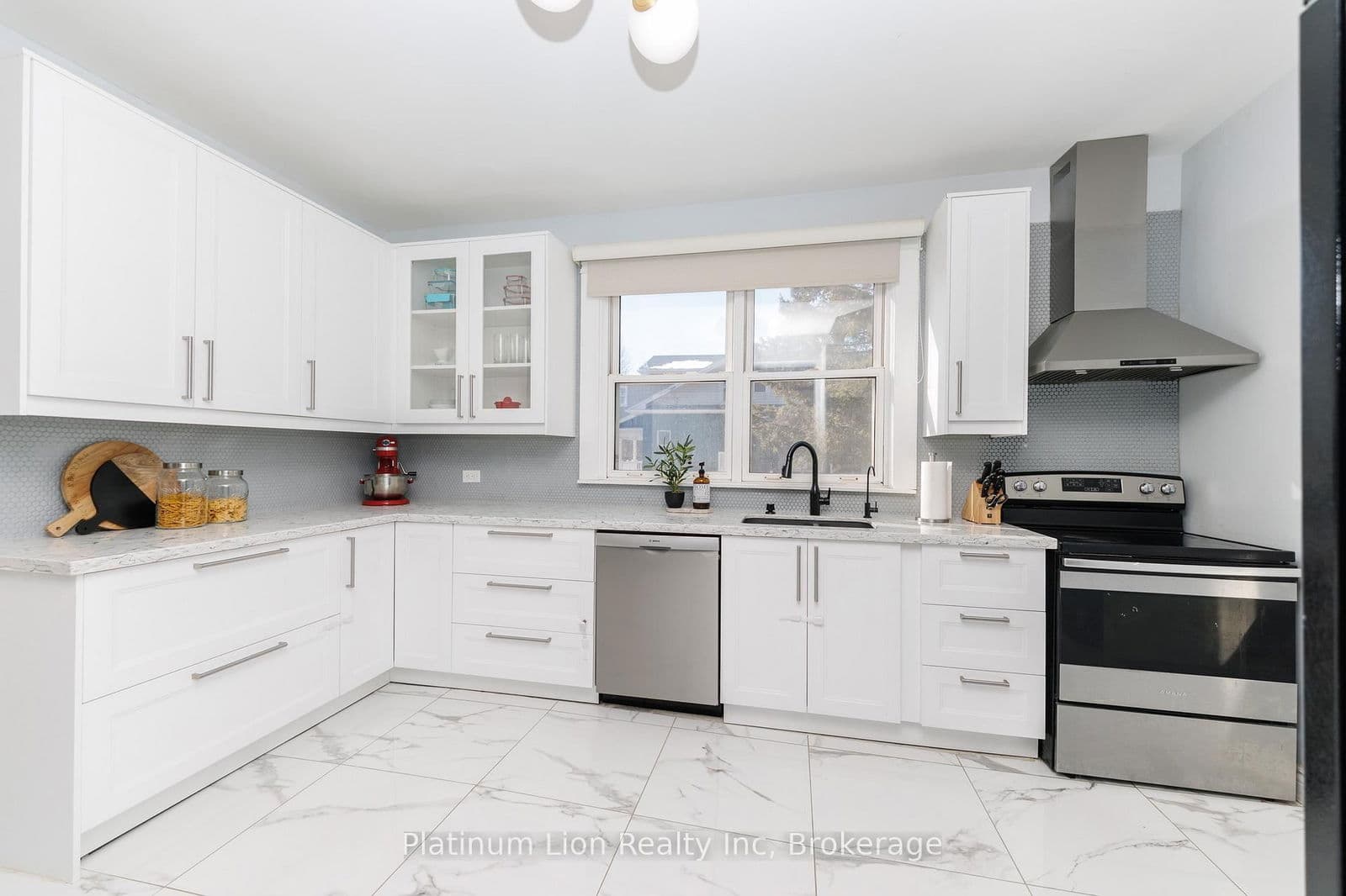 Detached at 11 Fairview Road, Grimsby, ON - Photo 9 - RE/MAX Garden City Realty