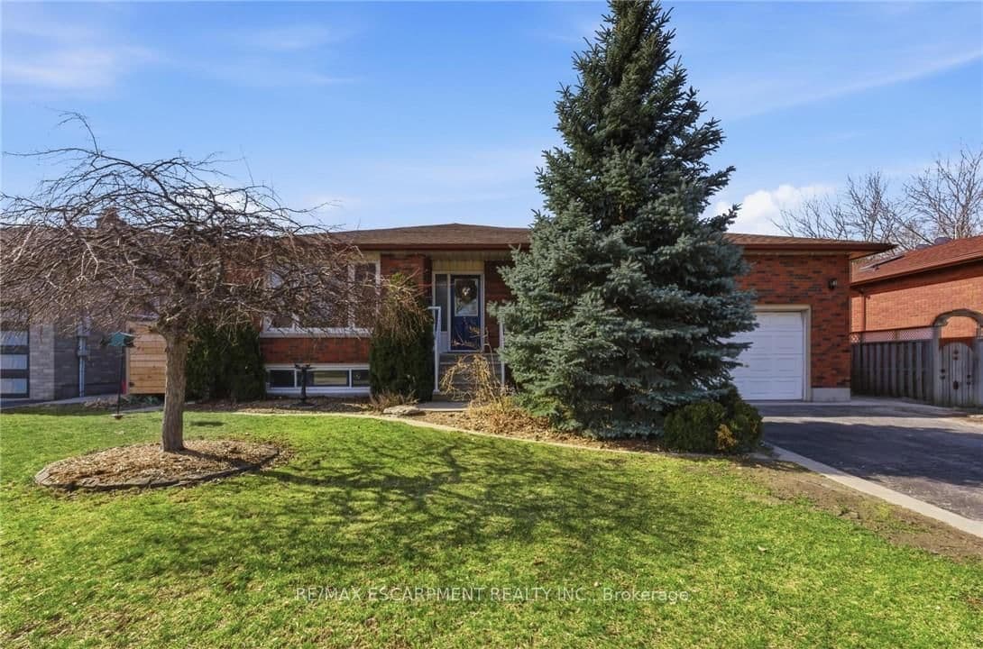 Detached at 21 MARGARET Avenue, Grimsby, ON - Photo 1 - RE/MAX Garden City Realty