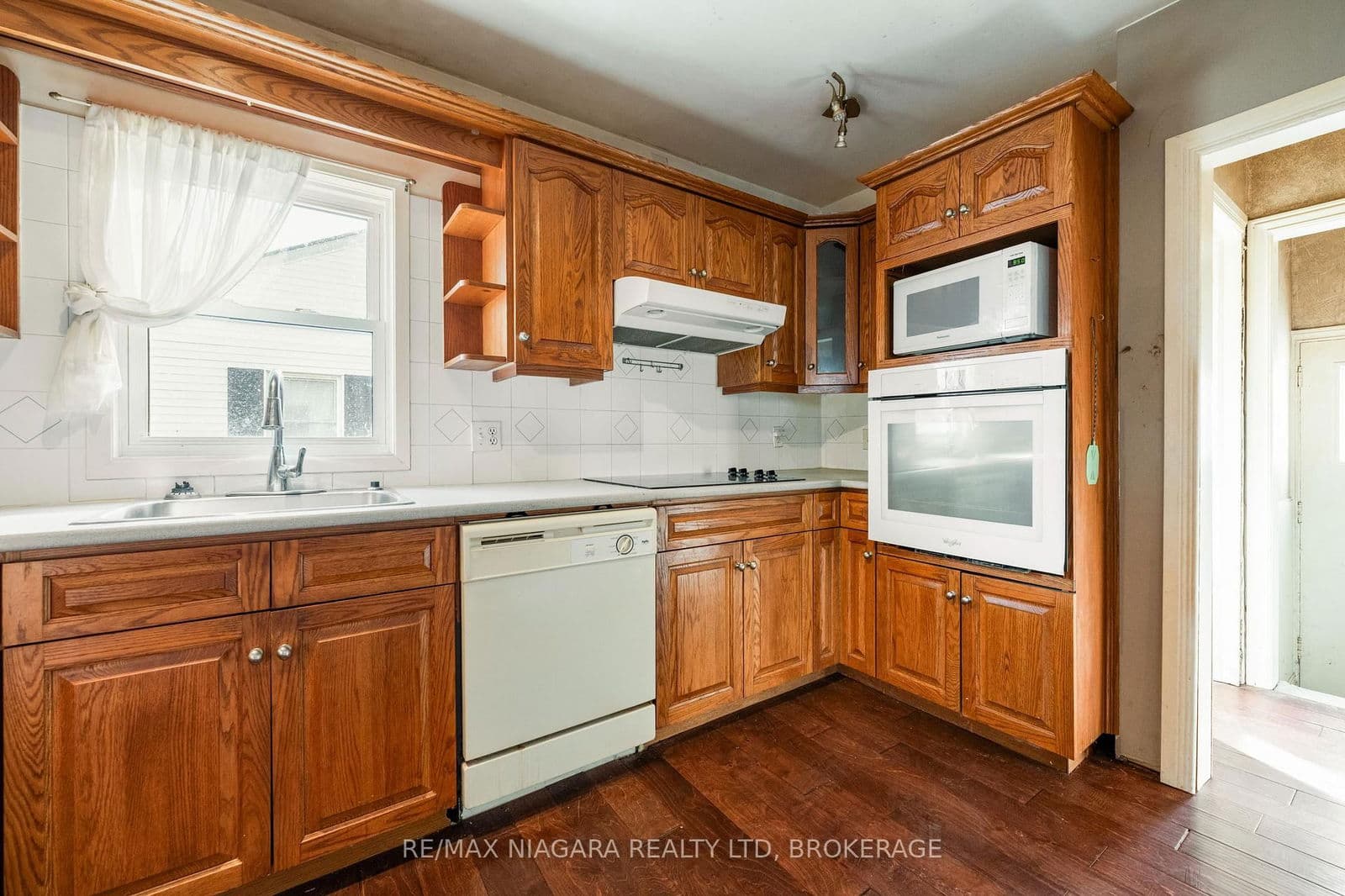 Detached at 12 Admiral Road, St. Catharines, ON - Photo 11 - RE/MAX Garden City Realty