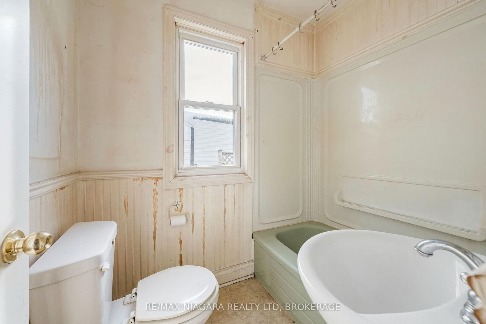 Detached at 12 Admiral Road, St. Catharines, ON - Photo 12 - RE/MAX Garden City Realty