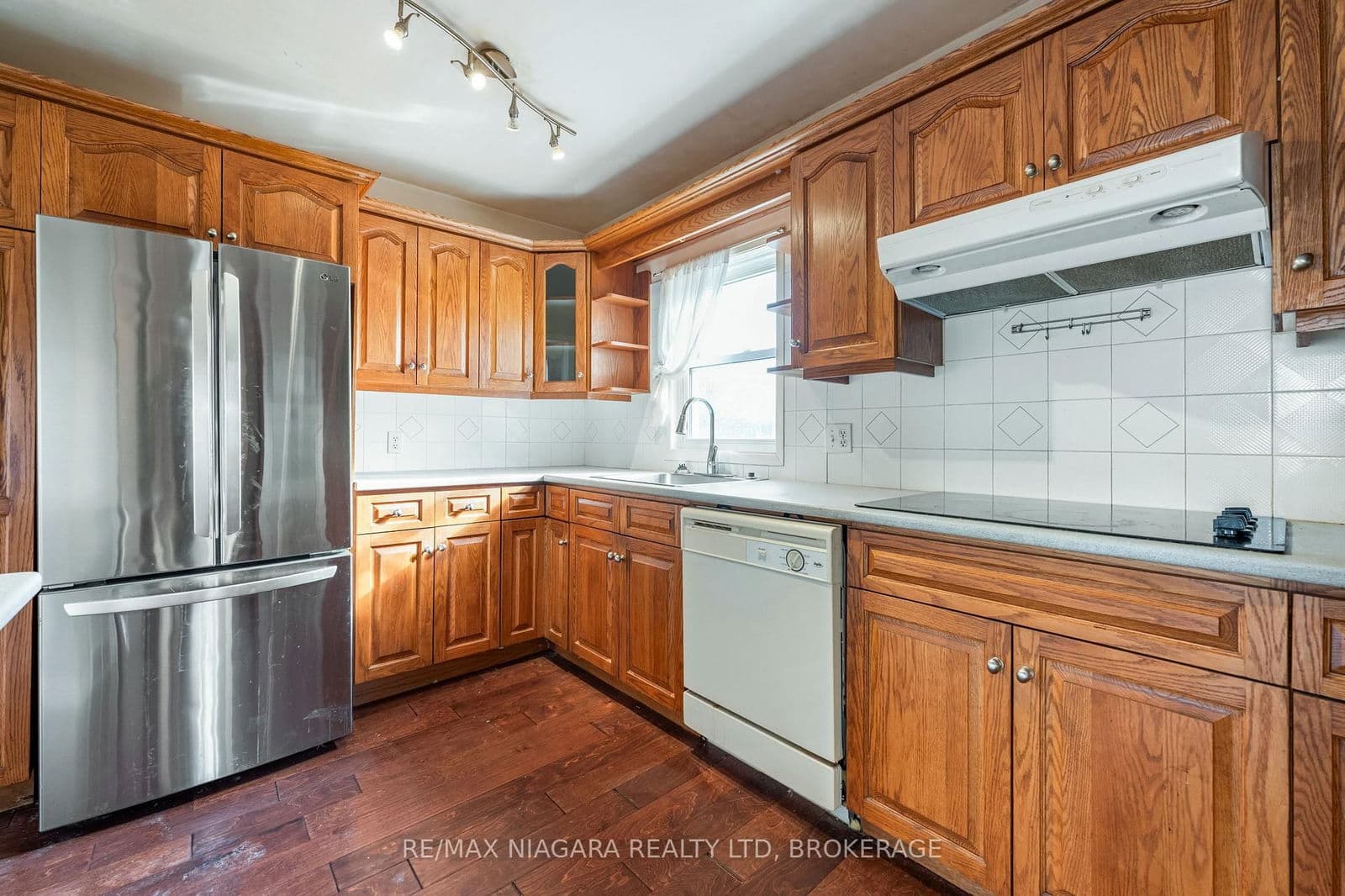 Detached at 12 Admiral Road, St. Catharines, ON - Photo 7 - RE/MAX Garden City Realty