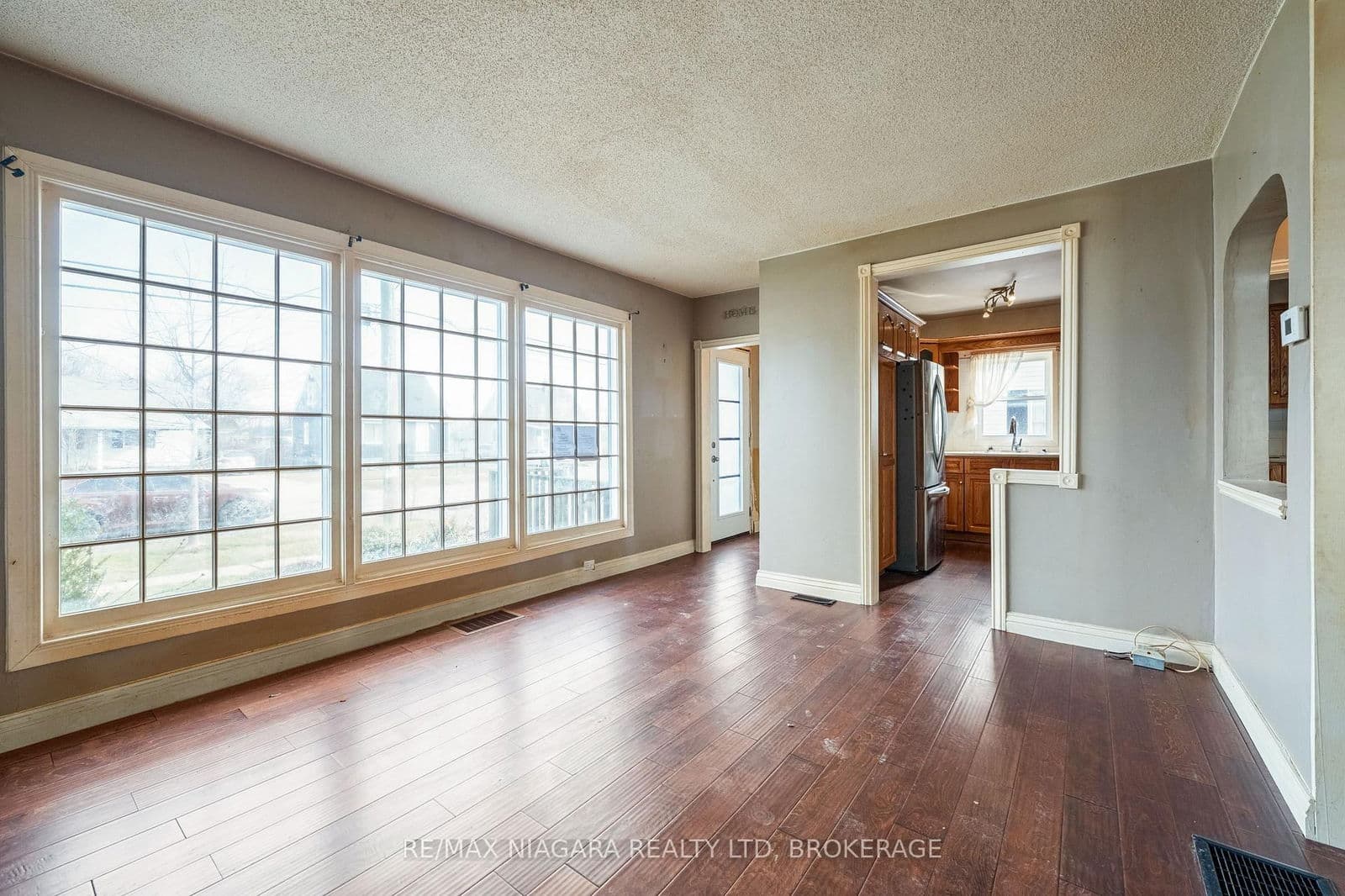 Detached at 12 Admiral Road, St. Catharines, ON - Photo 9 - RE/MAX Garden City Realty