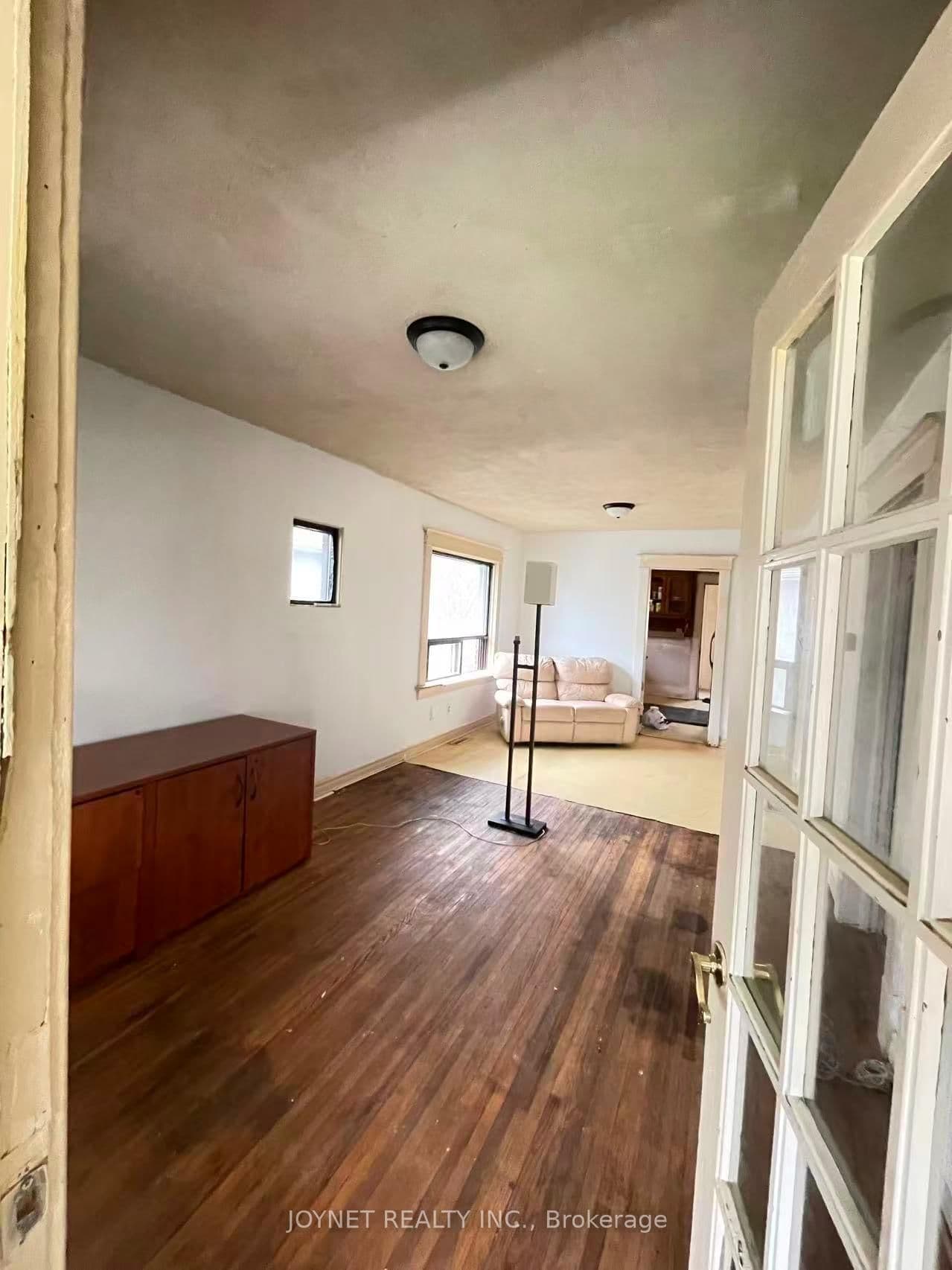 Detached at 4413 SECOND Avenue, Niagara Falls, ON - Photo 2 - RE/MAX Garden City Realty