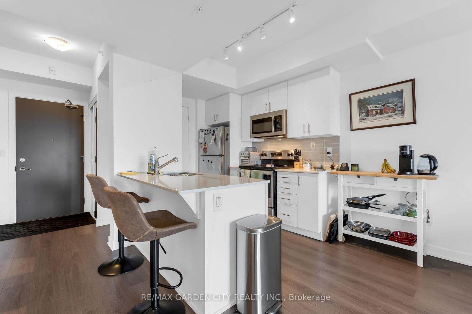 Condo Apartment at 814- 550 North Service Road, Grimsby, ON - Photo 2 - RE/MAX Garden City Realty