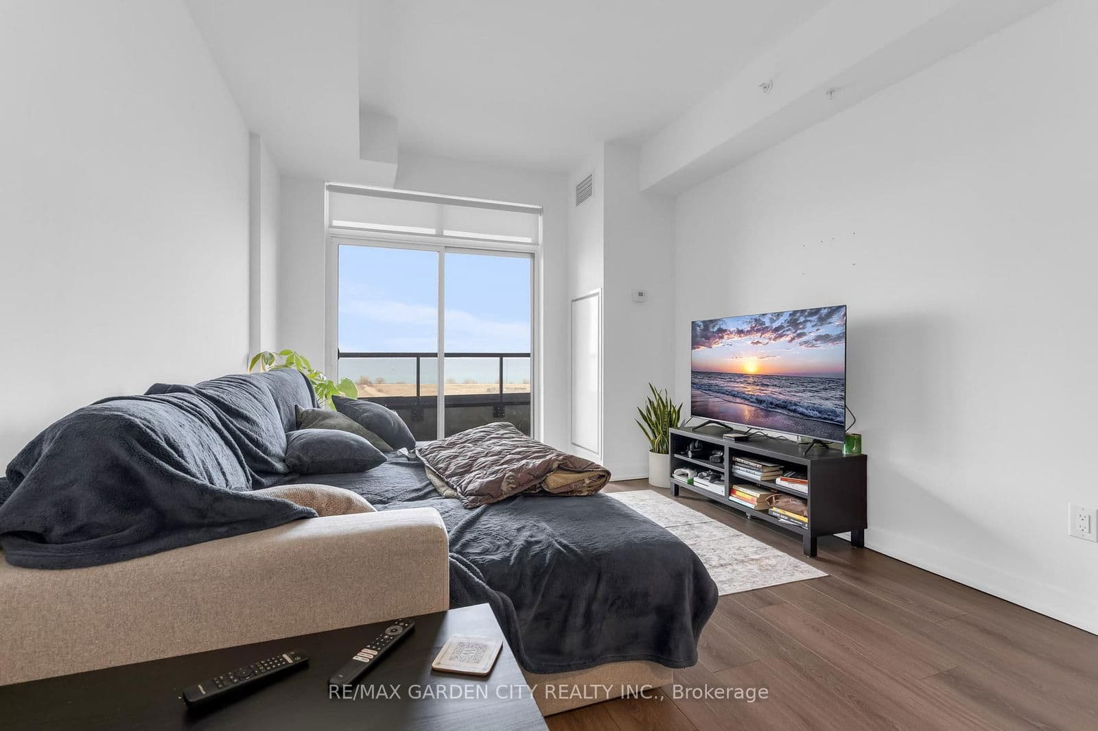 Condo Apartment at 814- 550 North Service Road, Grimsby, ON - Photo 6 - RE/MAX Garden City Realty