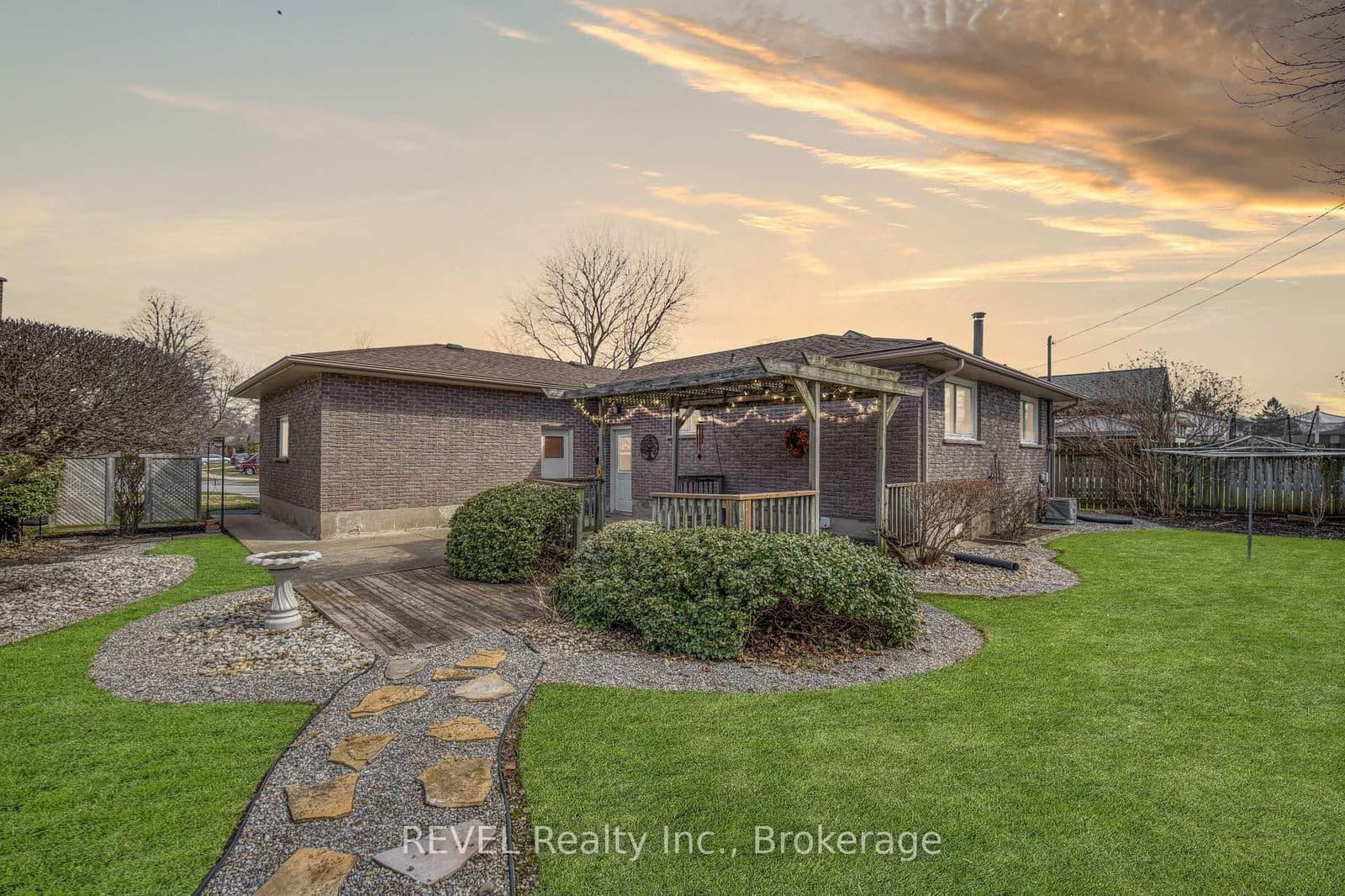 Detached at 95 LOYALIST Drive, Welland, ON - Photo 6 - RE/MAX Garden City Realty