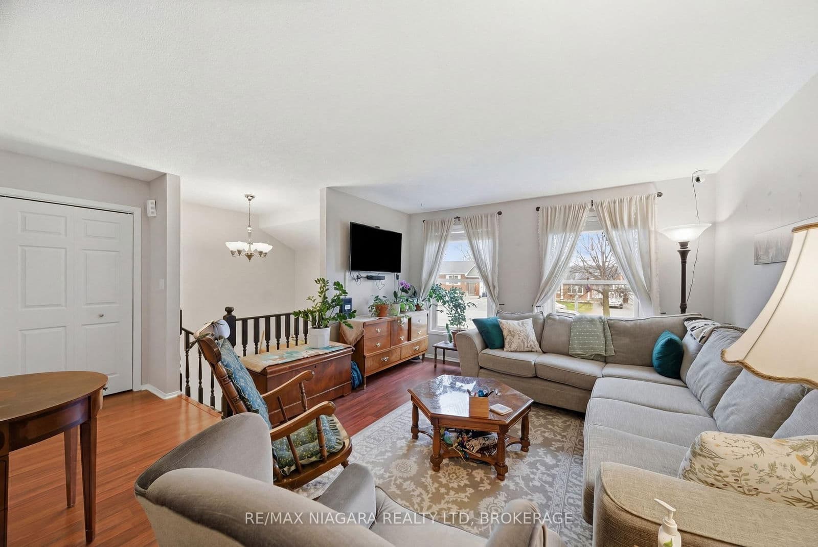 Semi-Detached at 9 Joshua Court, Welland, ON - Photo 5 - RE/MAX Garden City Realty