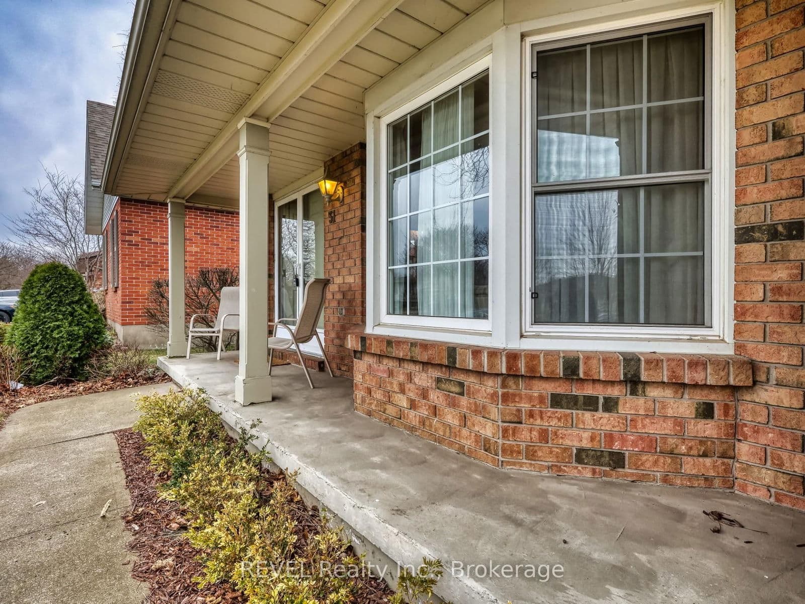 Detached at 31 Cole Farm Boulevard, St. Catharines, ON - Photo 4 - RE/MAX Garden City Realty