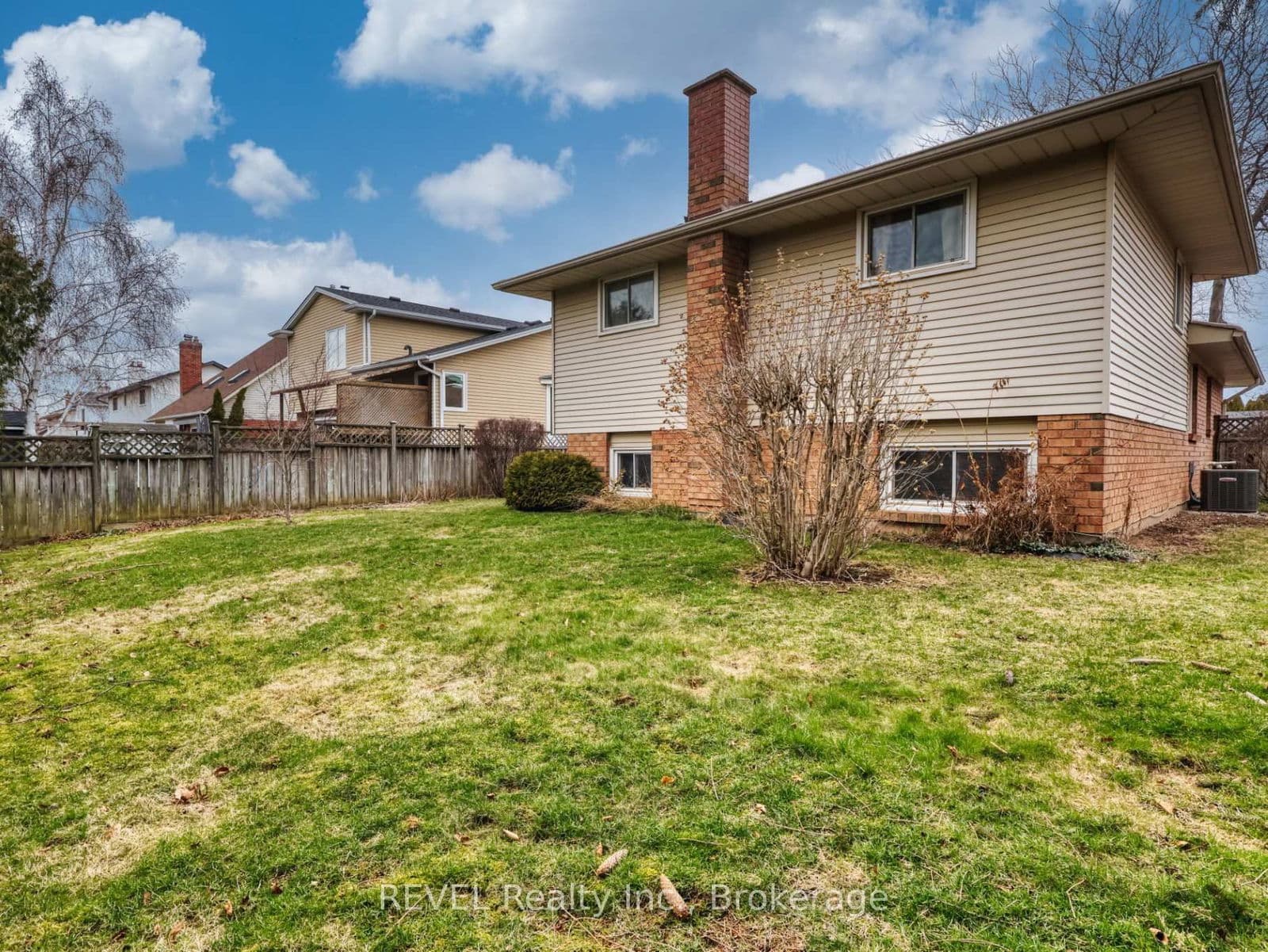 Detached at 31 Cole Farm Boulevard, St. Catharines, ON - Photo 6 - RE/MAX Garden City Realty