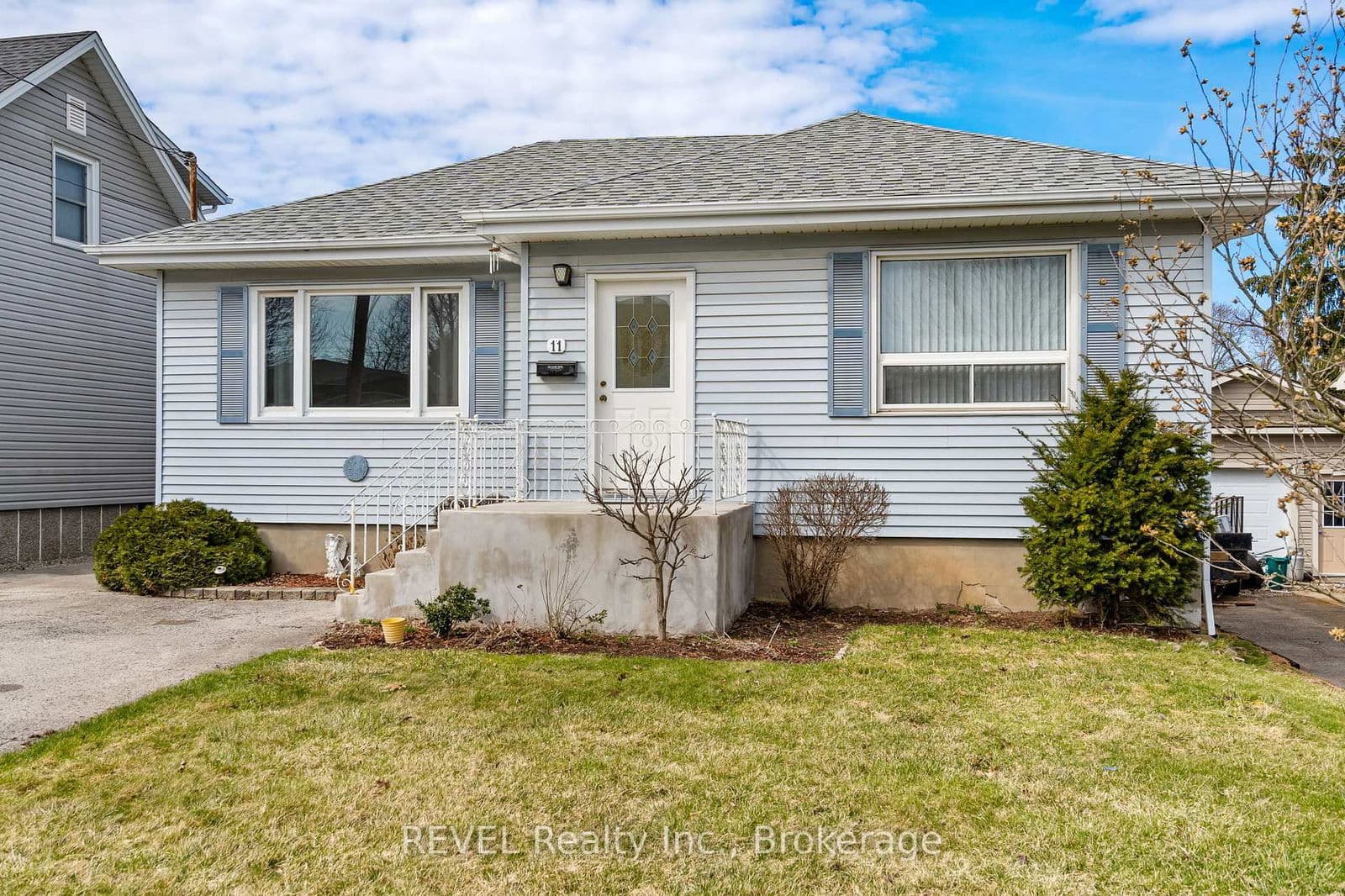 Detached at 11 Melrose Avenue, St. Catharines, ON - Photo 2 - RE/MAX Garden City Realty