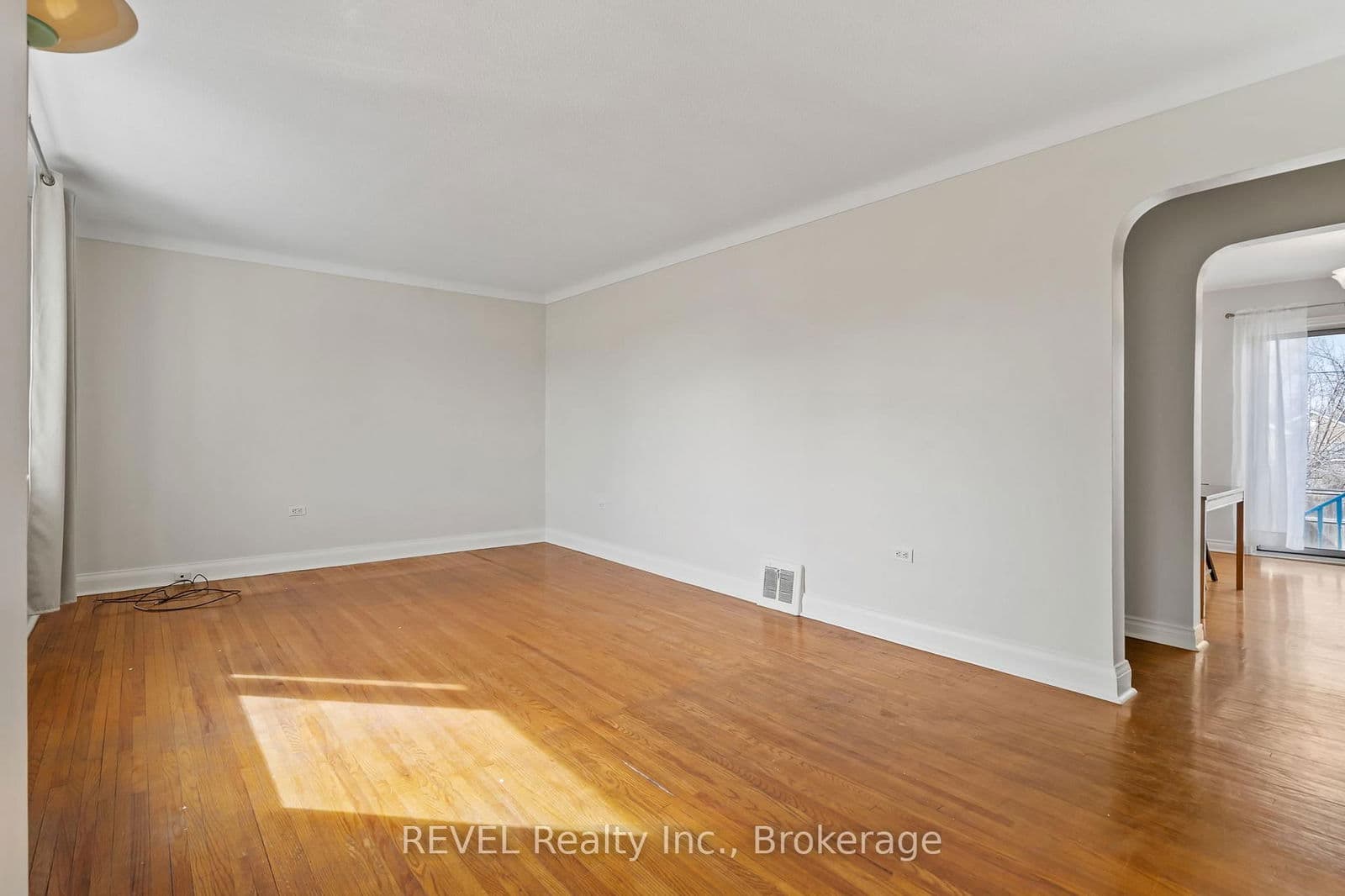 Detached at 11 Melrose Avenue, St. Catharines, ON - Photo 4 - RE/MAX Garden City Realty