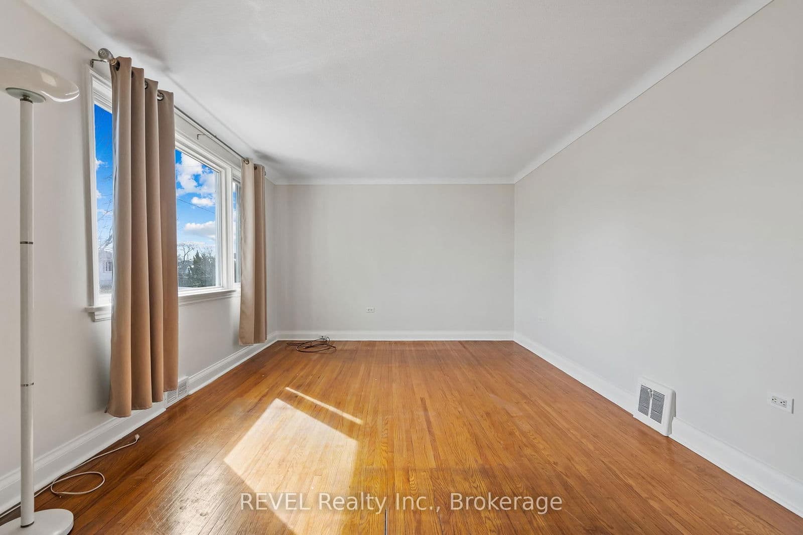 Detached at 11 Melrose Avenue, St. Catharines, ON - Photo 5 - RE/MAX Garden City Realty