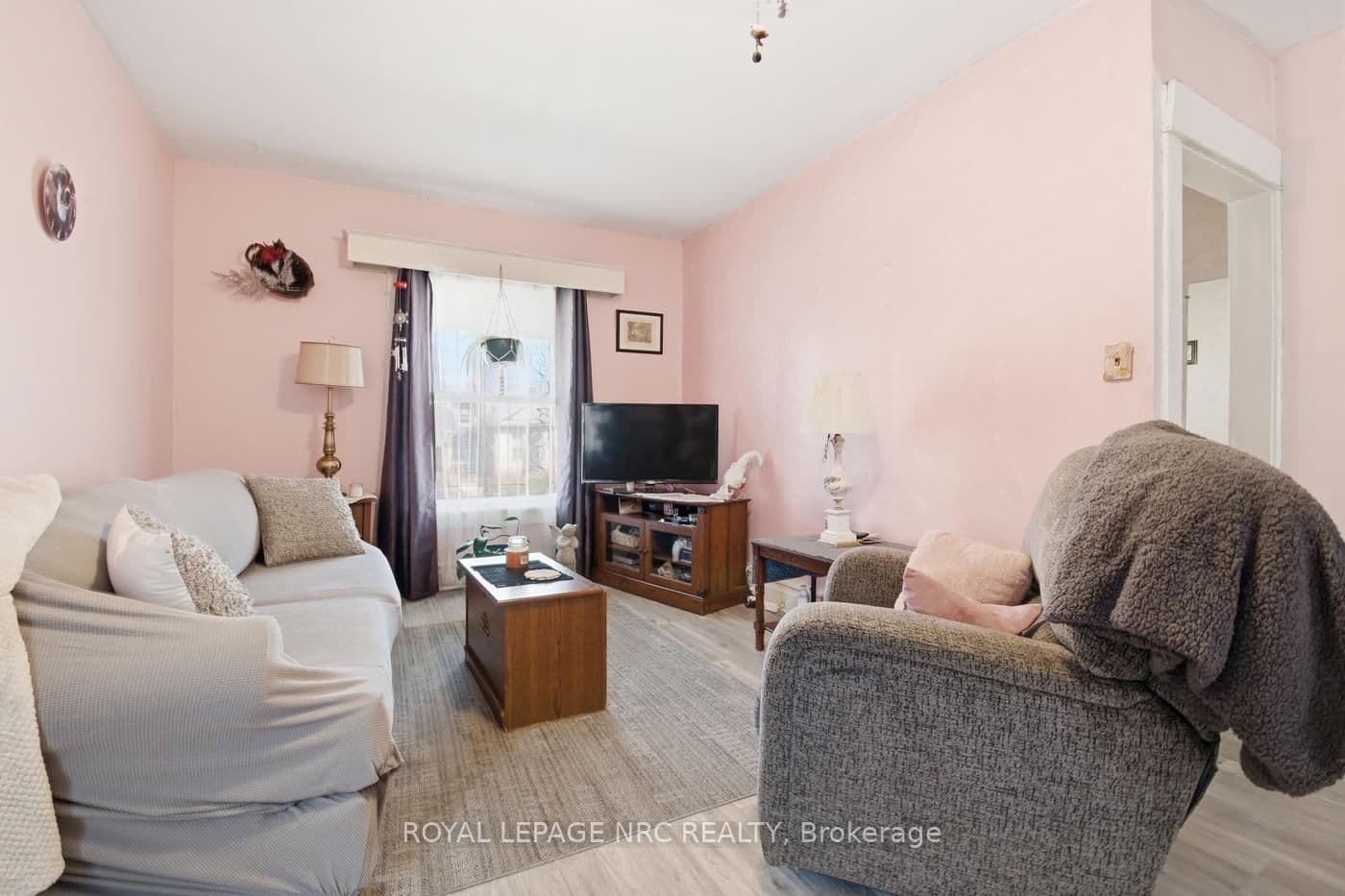 Detached at 4634 Armoury Street, Niagara Falls, ON - Photo 3 - RE/MAX Garden City Realty