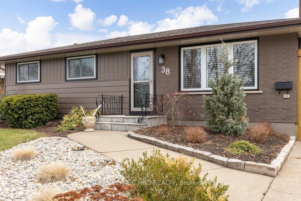 Detached at 38 Lanark Crescent, St. Catharines, ON - Photo 3 - RE/MAX Garden City Realty