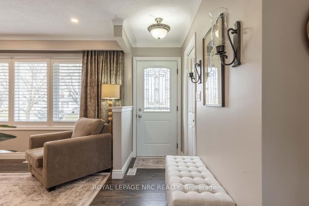 Detached at 38 Lanark Crescent, St. Catharines, ON - Photo 4 - RE/MAX Garden City Realty