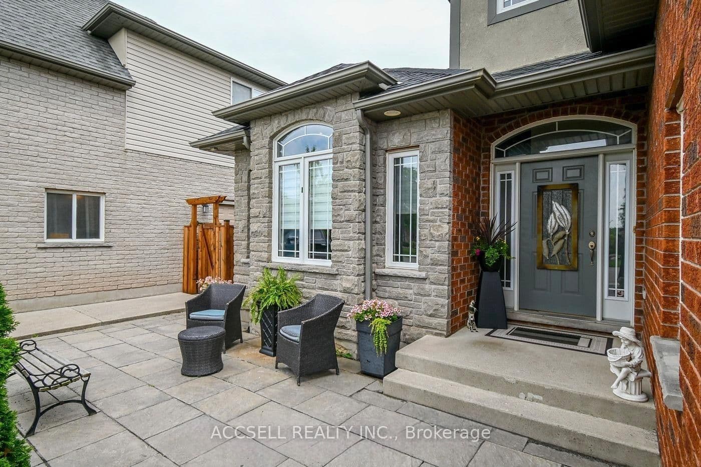 Detached at 8665 Westport Drive, Niagara Falls, ON - Photo 4 - RE/MAX Garden City Realty