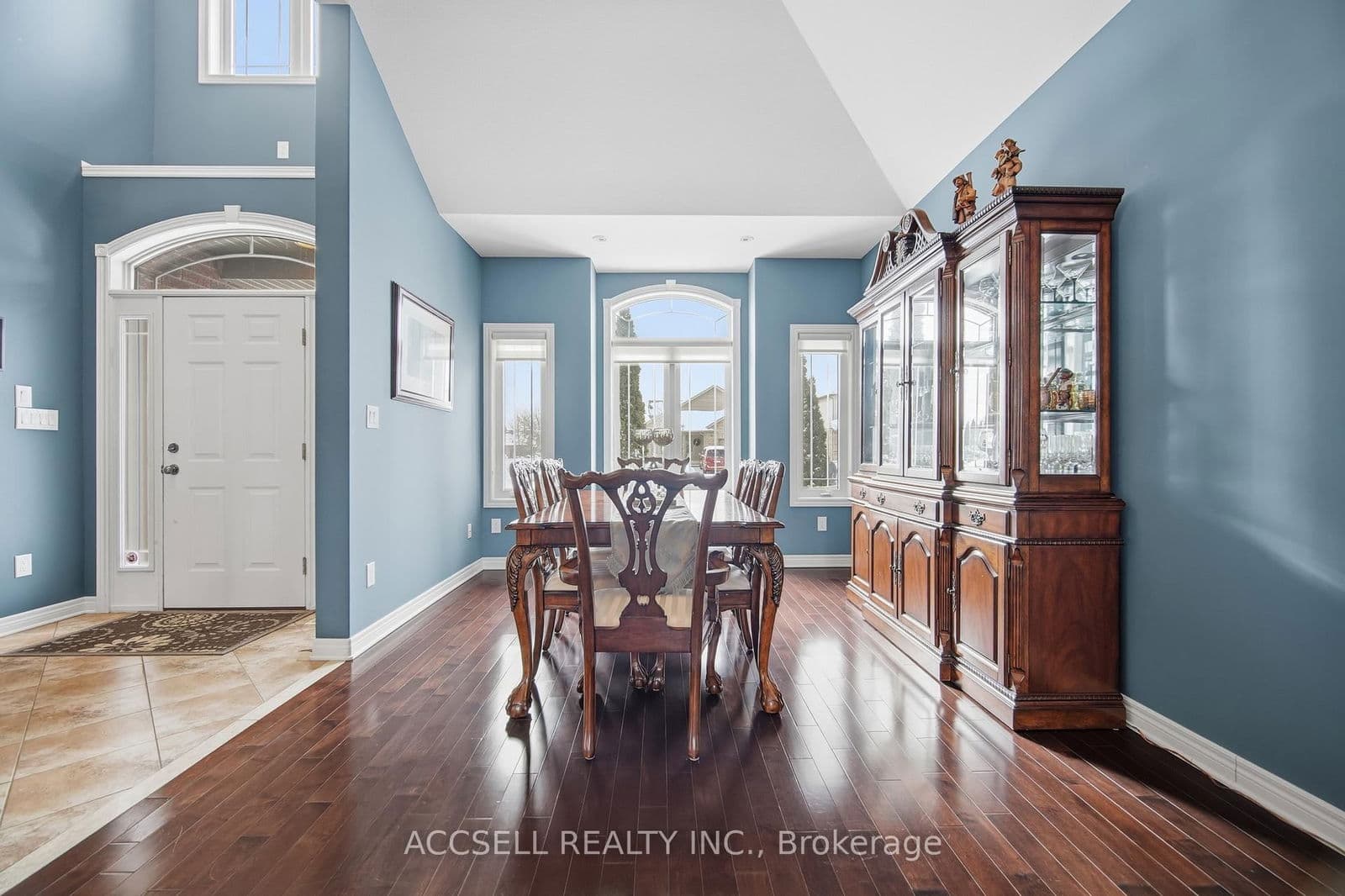 Detached at 8665 Westport Drive, Niagara Falls, ON - Photo 9 - RE/MAX Garden City Realty