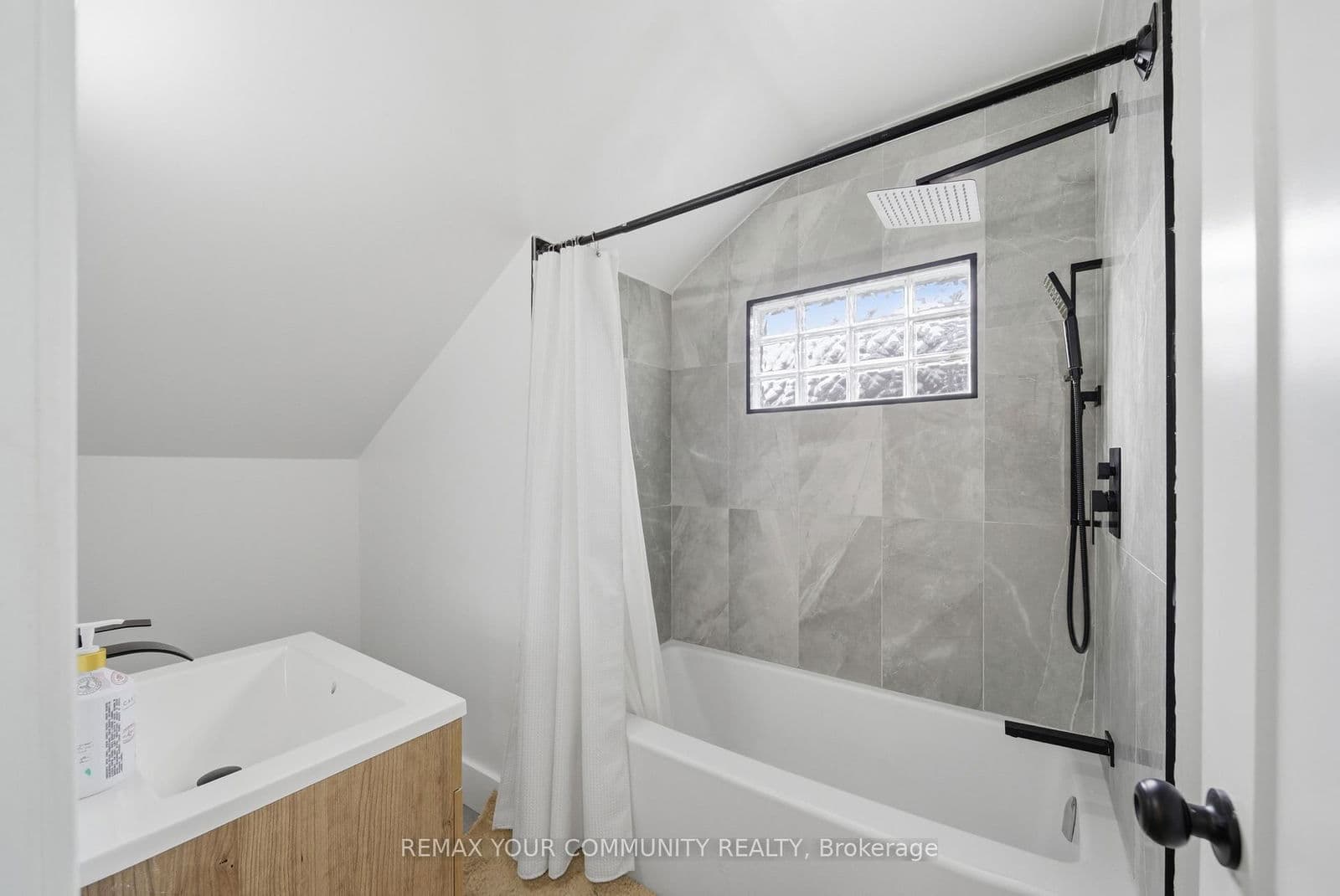 Detached at 16 Marquis Street, St. Catharines, ON - Photo 10 - RE/MAX Garden City Realty