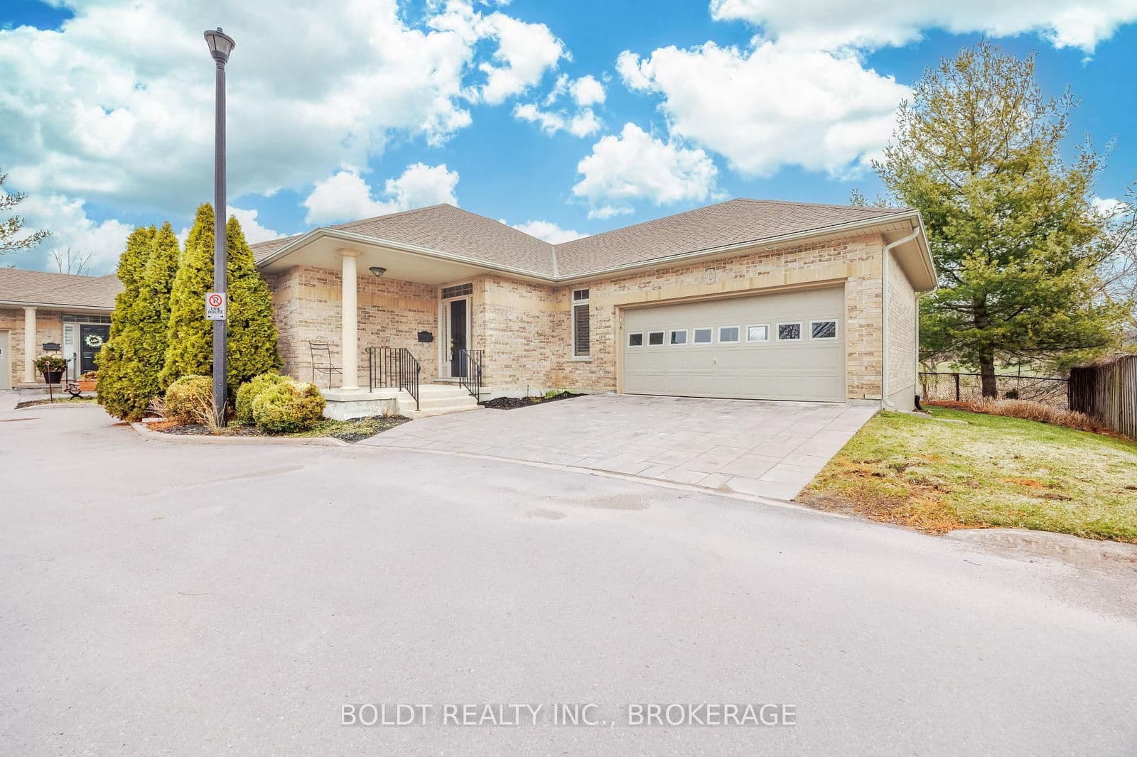 Condo Townhouse at 6- 139 Glendale Avenue, St. Catharines, ON - Photo 1 - RE/MAX Garden City Realty